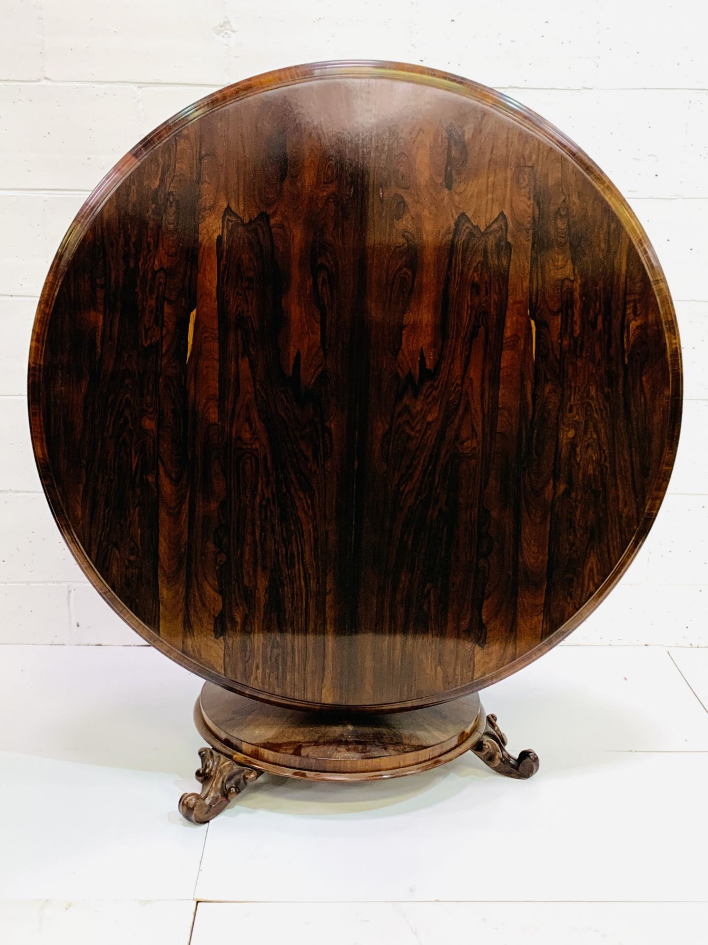 Victorian circular Rosewood tilt top table - Image 9 of 9
