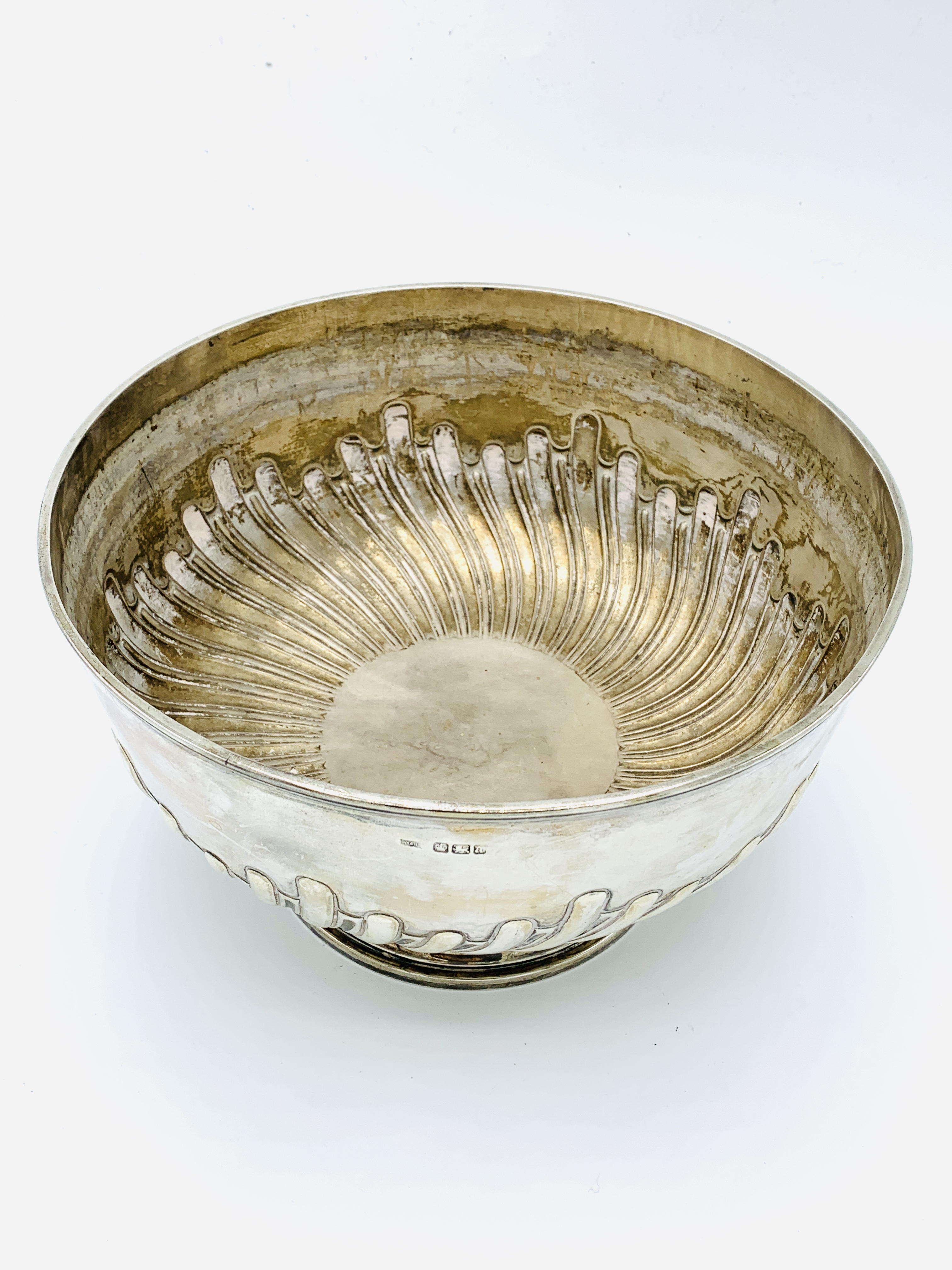 A silver rose bowl with repousse decoration, hallmarked Sheffield 1893 - Image 5 of 6