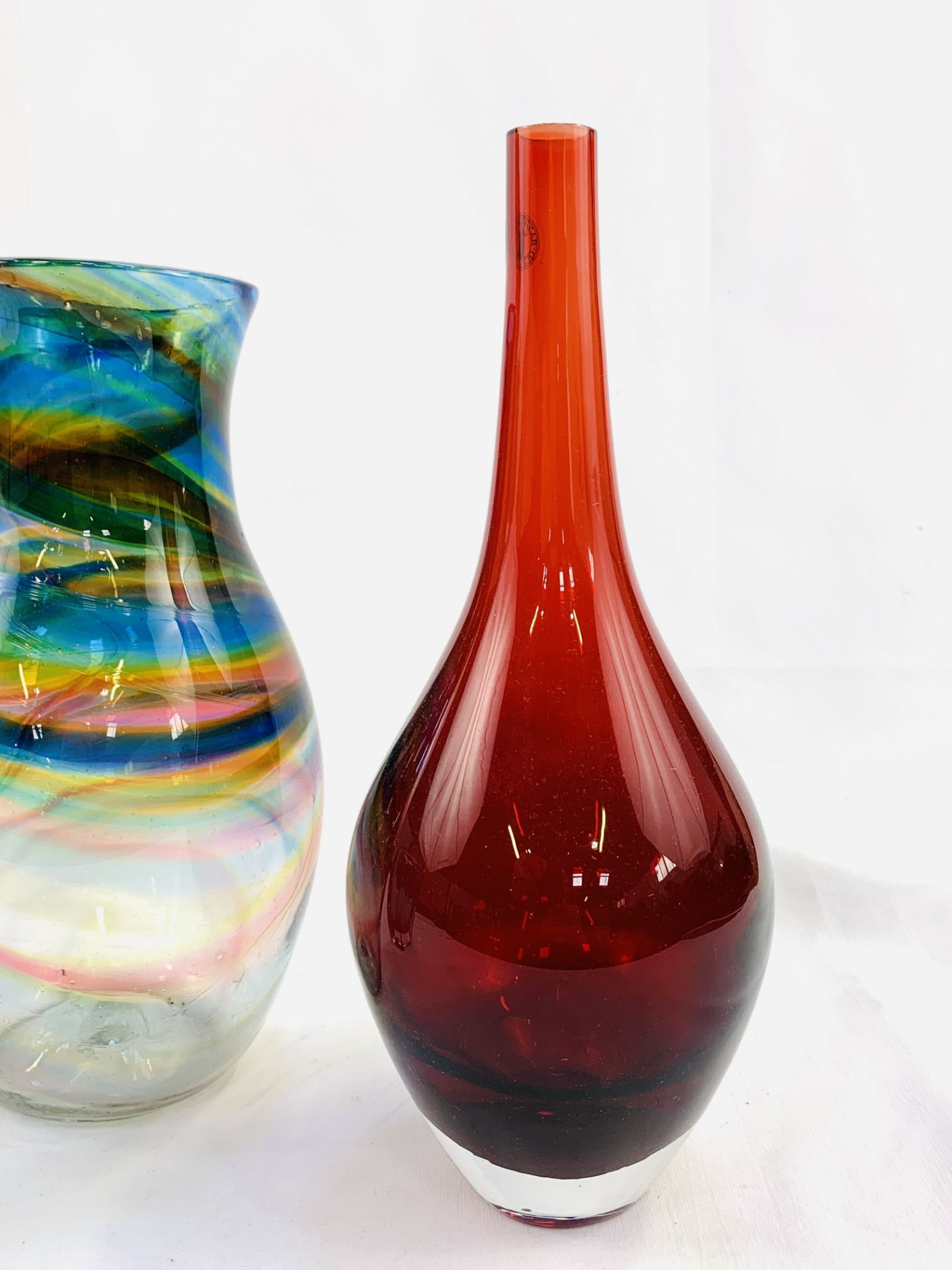 A hand blown swirl coloured glass vase, a red glass vase, and a blue glass vase - Image 4 of 4