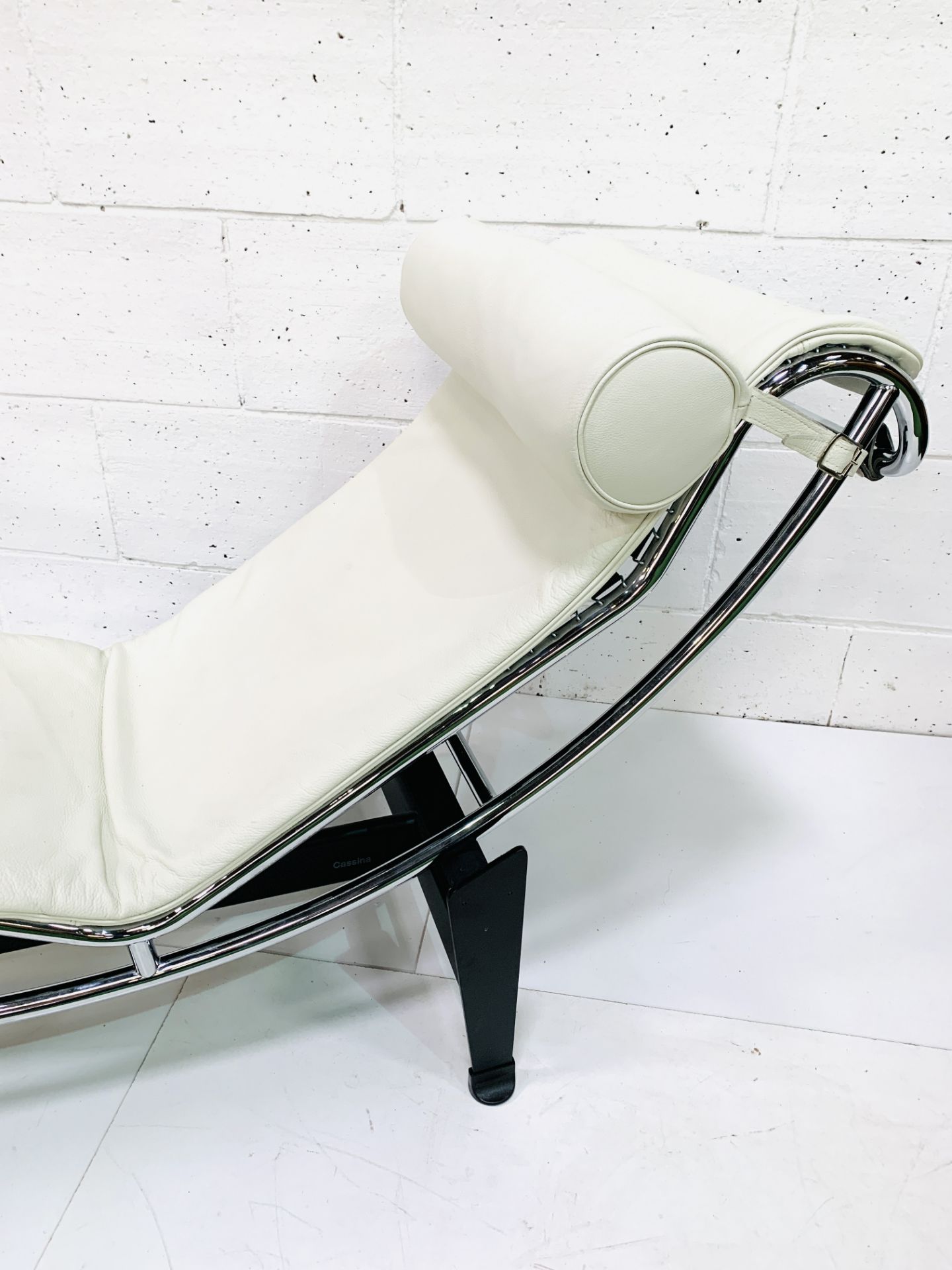 Cassina cream leather and chrome framed chaise longue - Image 3 of 5