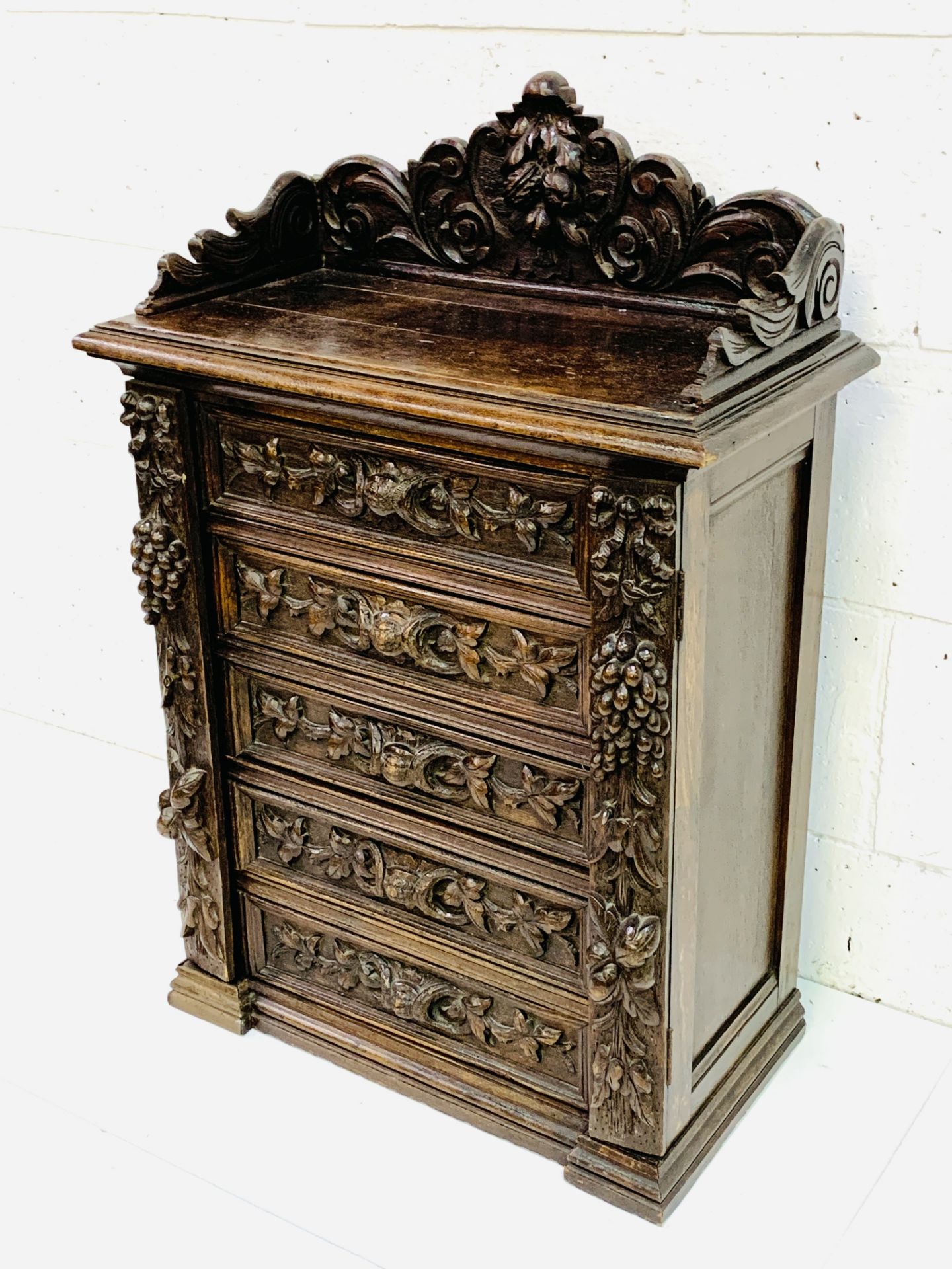 Ornately carved Continental oak 5 drawer Wellington chest - Image 4 of 7