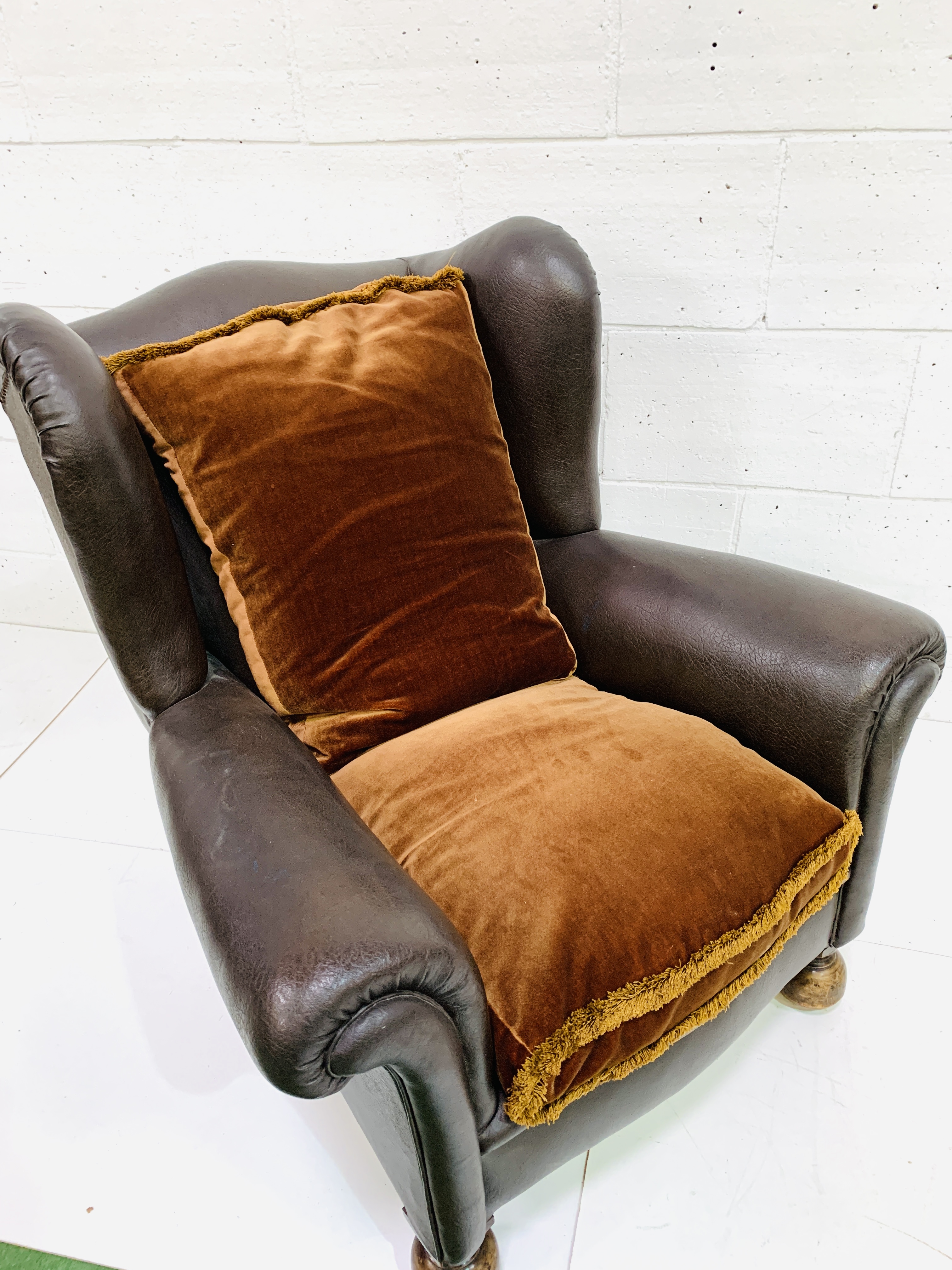 Dark brown leather deep wing back armchair - Image 5 of 5