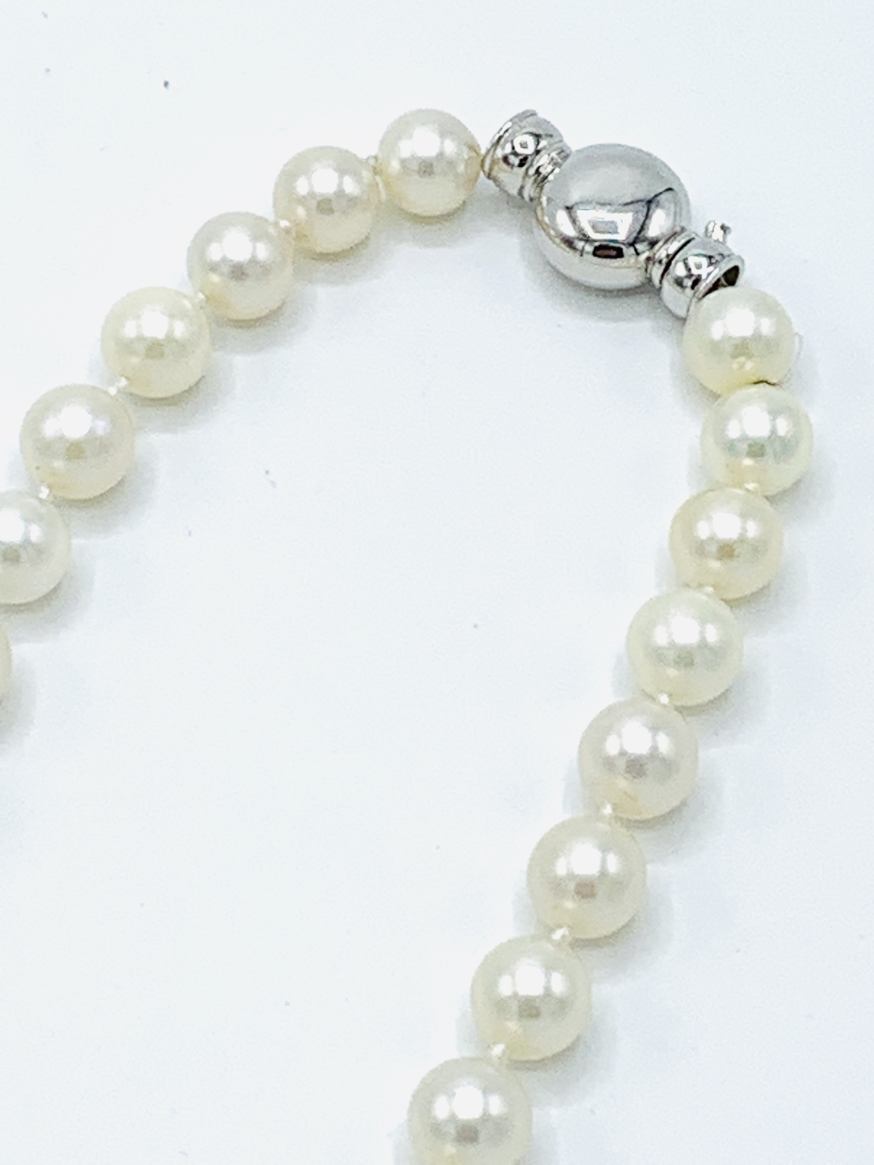 Cultured pearl necklace. - Image 2 of 4
