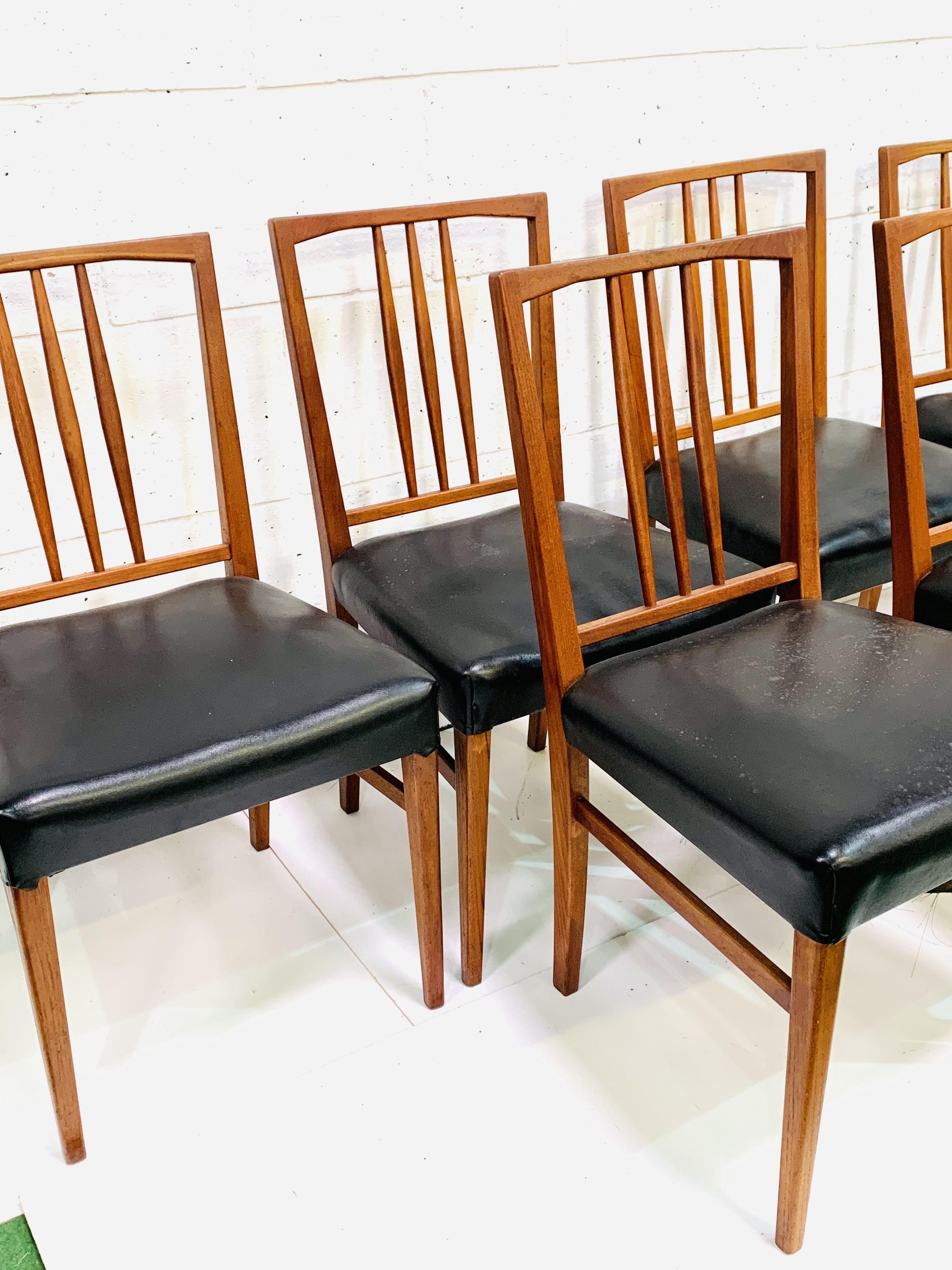 A group of 6 teak framed rail back chairs - Image 3 of 4