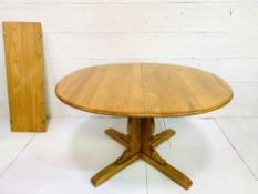 Blonde Ercol extendable breakfast table