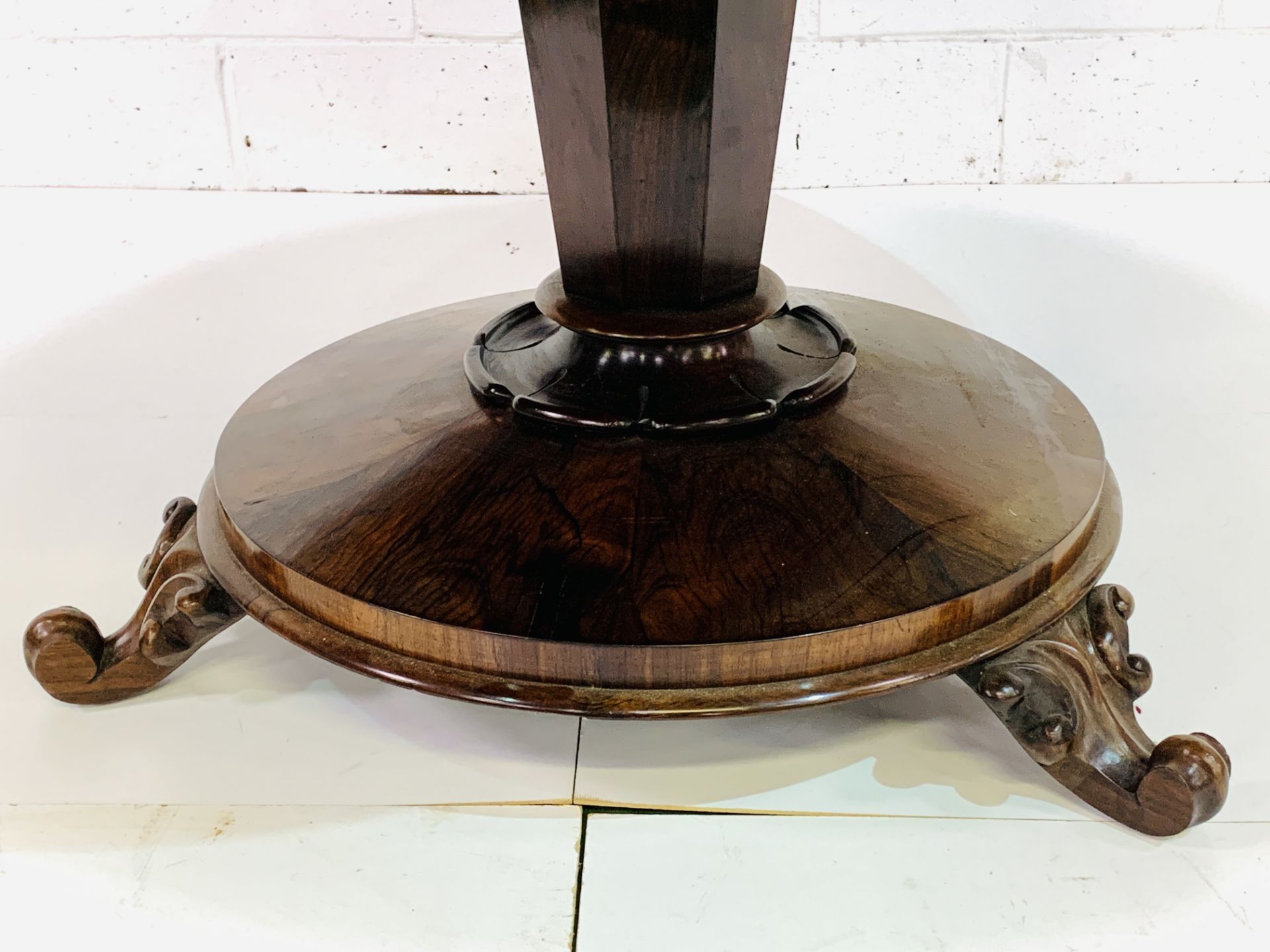 Victorian circular Rosewood tilt top table - Image 3 of 9