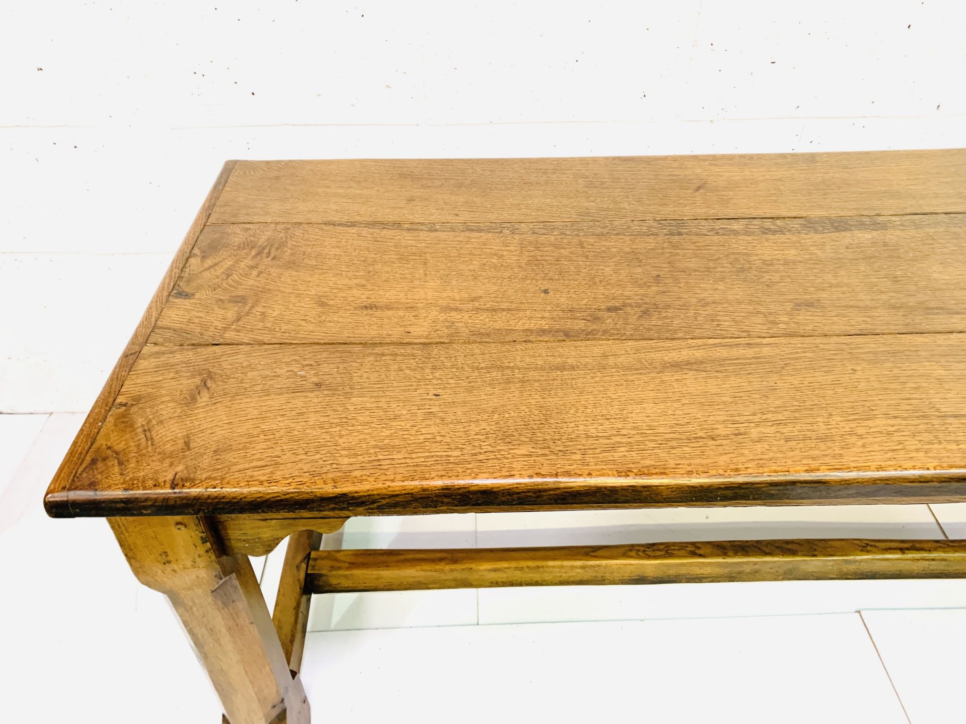 Oak refectory style table - Image 4 of 9