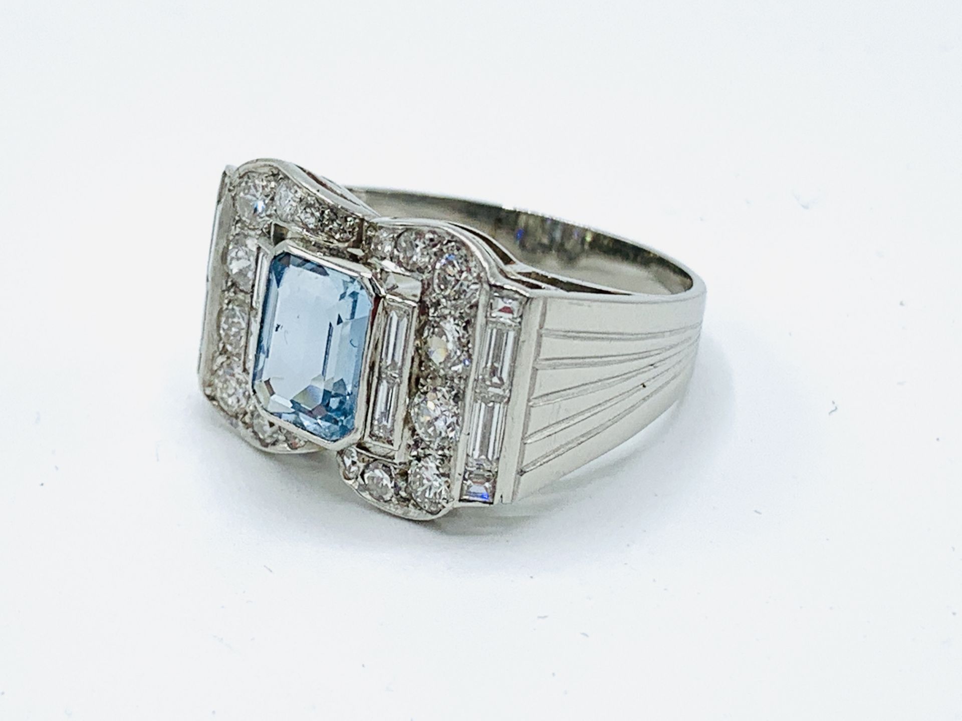 Art Deco style white gold ring set with centre aquamarine surrounded by diamonds - Image 2 of 4