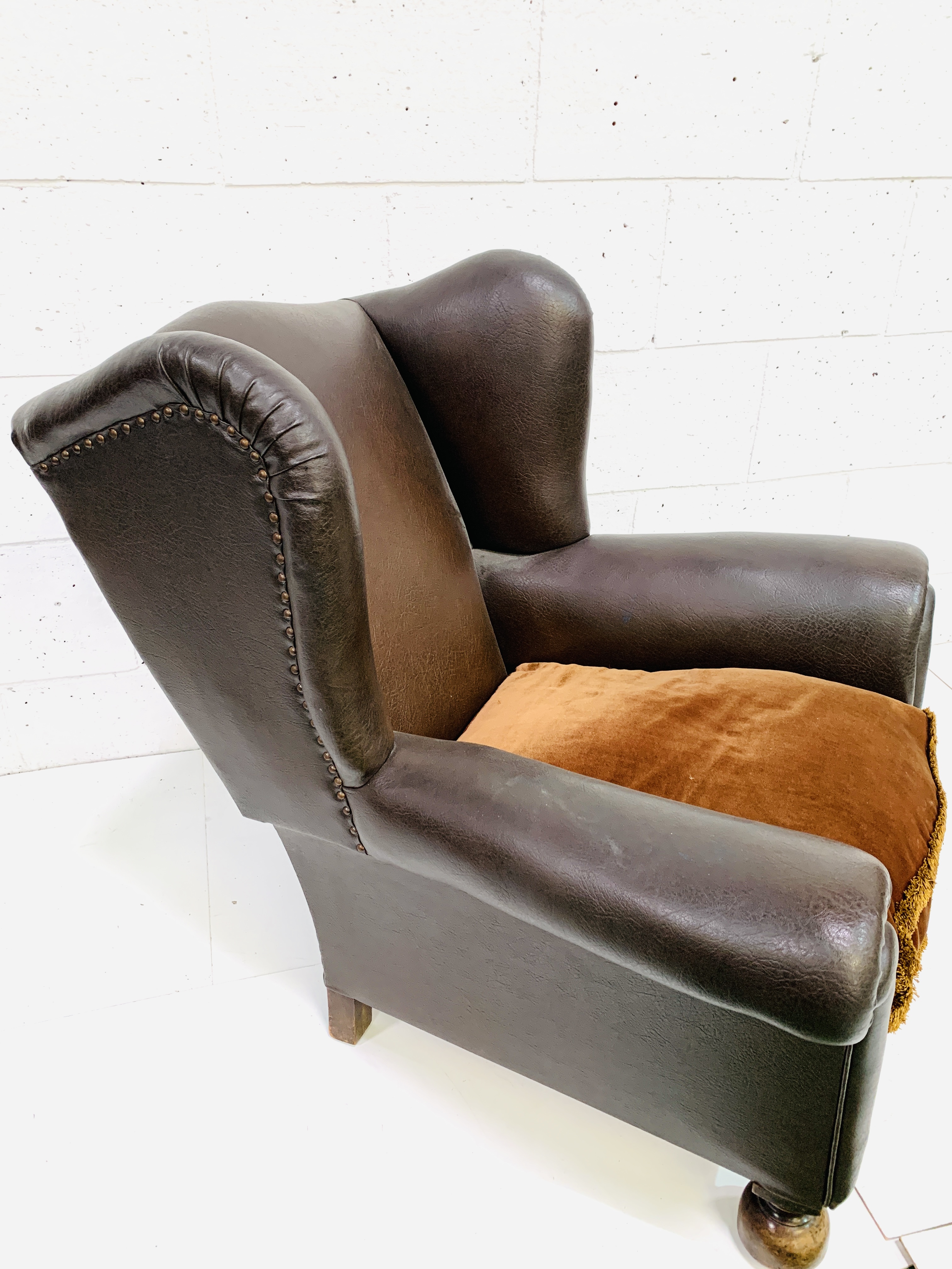 Dark brown leather deep wing back armchair - Image 4 of 5