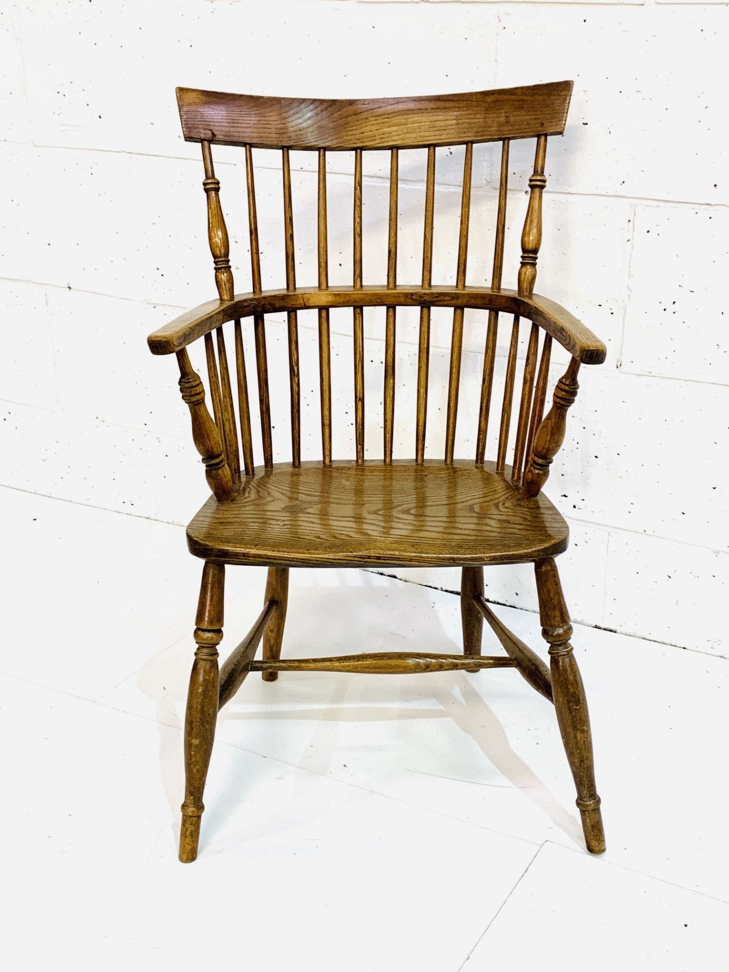Early 20th Century elm Windsor elbow chair - Image 2 of 4