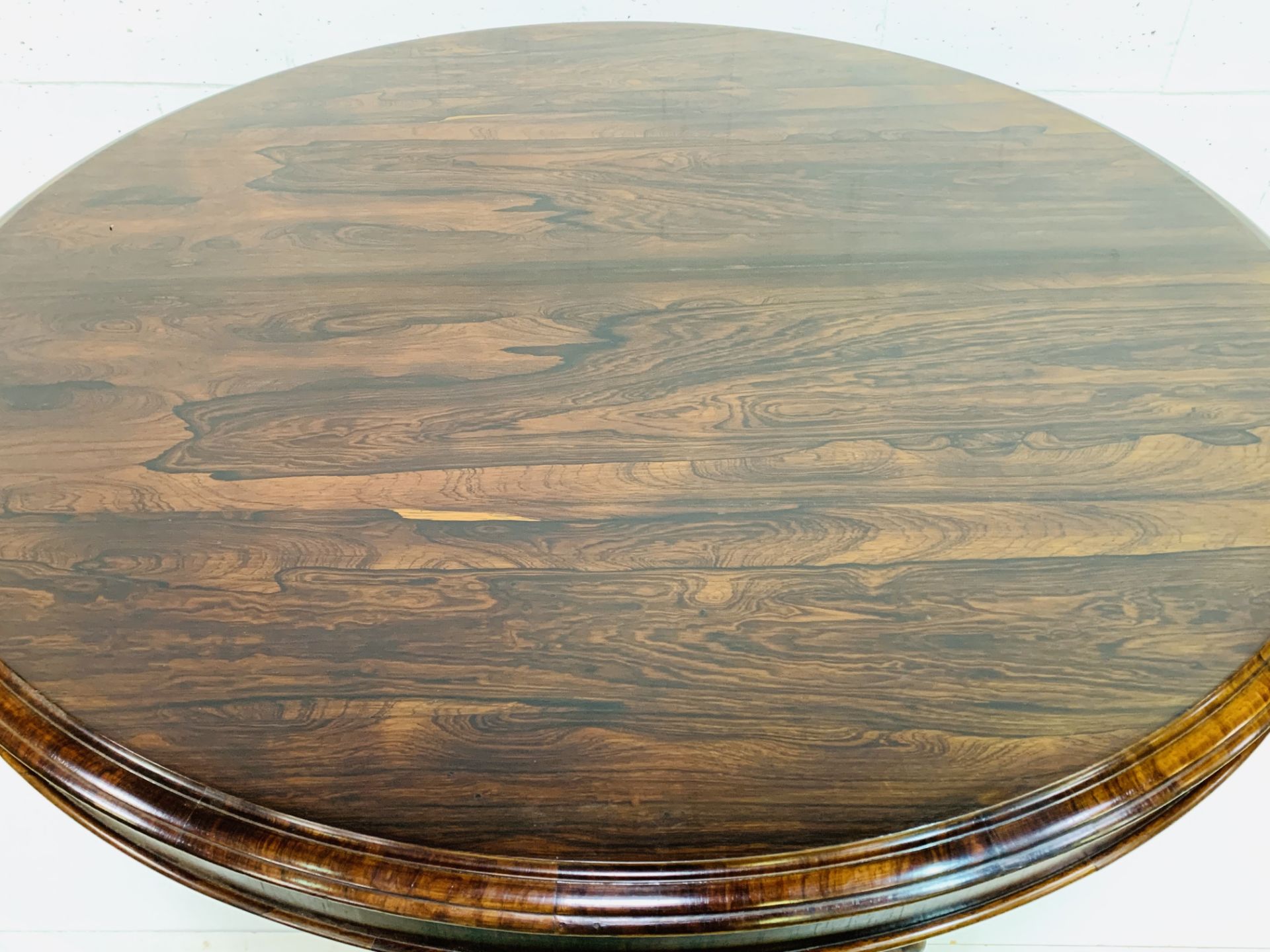 Victorian circular Rosewood tilt top table - Image 4 of 9