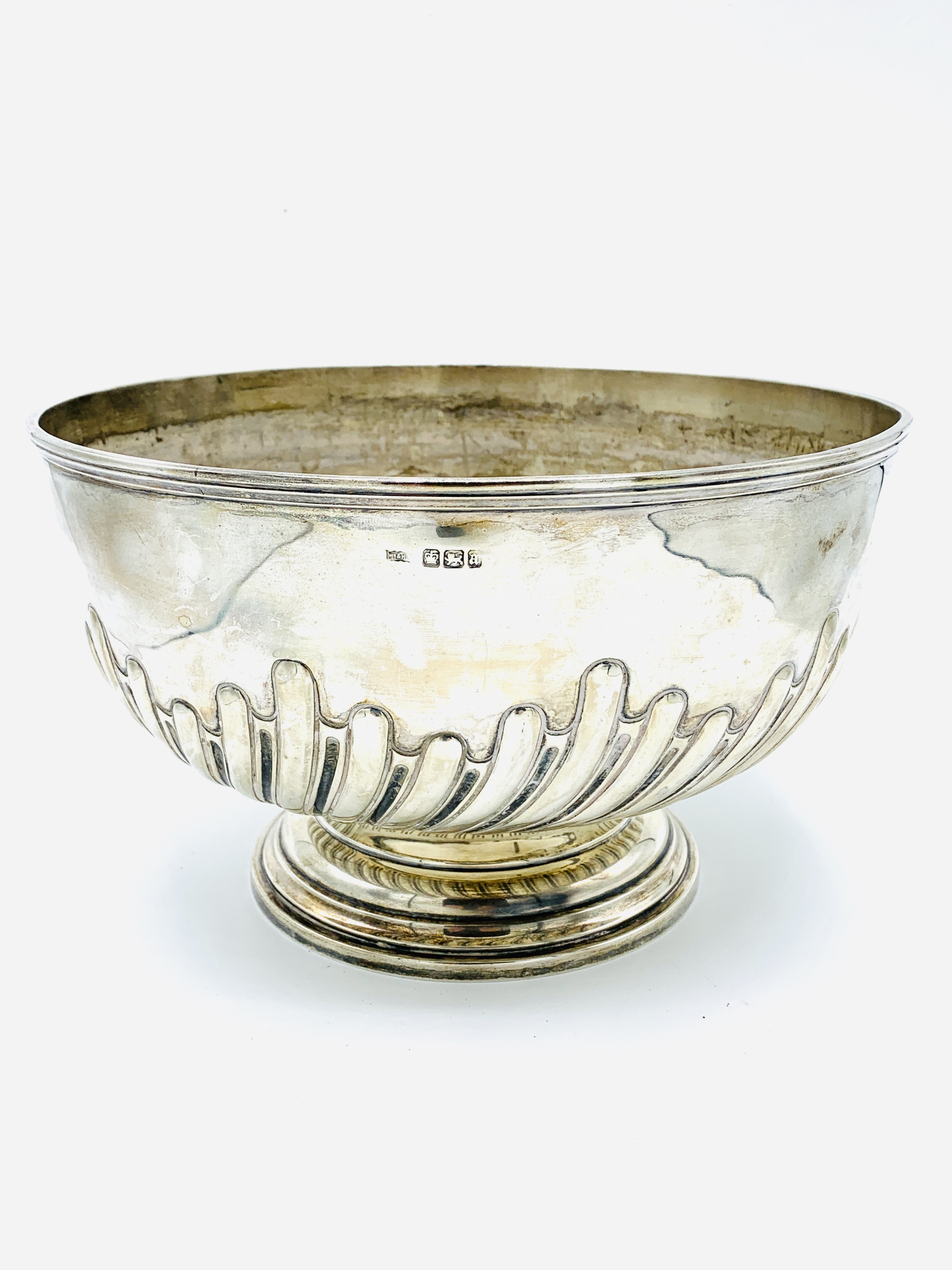 A silver rose bowl with repousse decoration, hallmarked Sheffield 1893 - Image 6 of 6