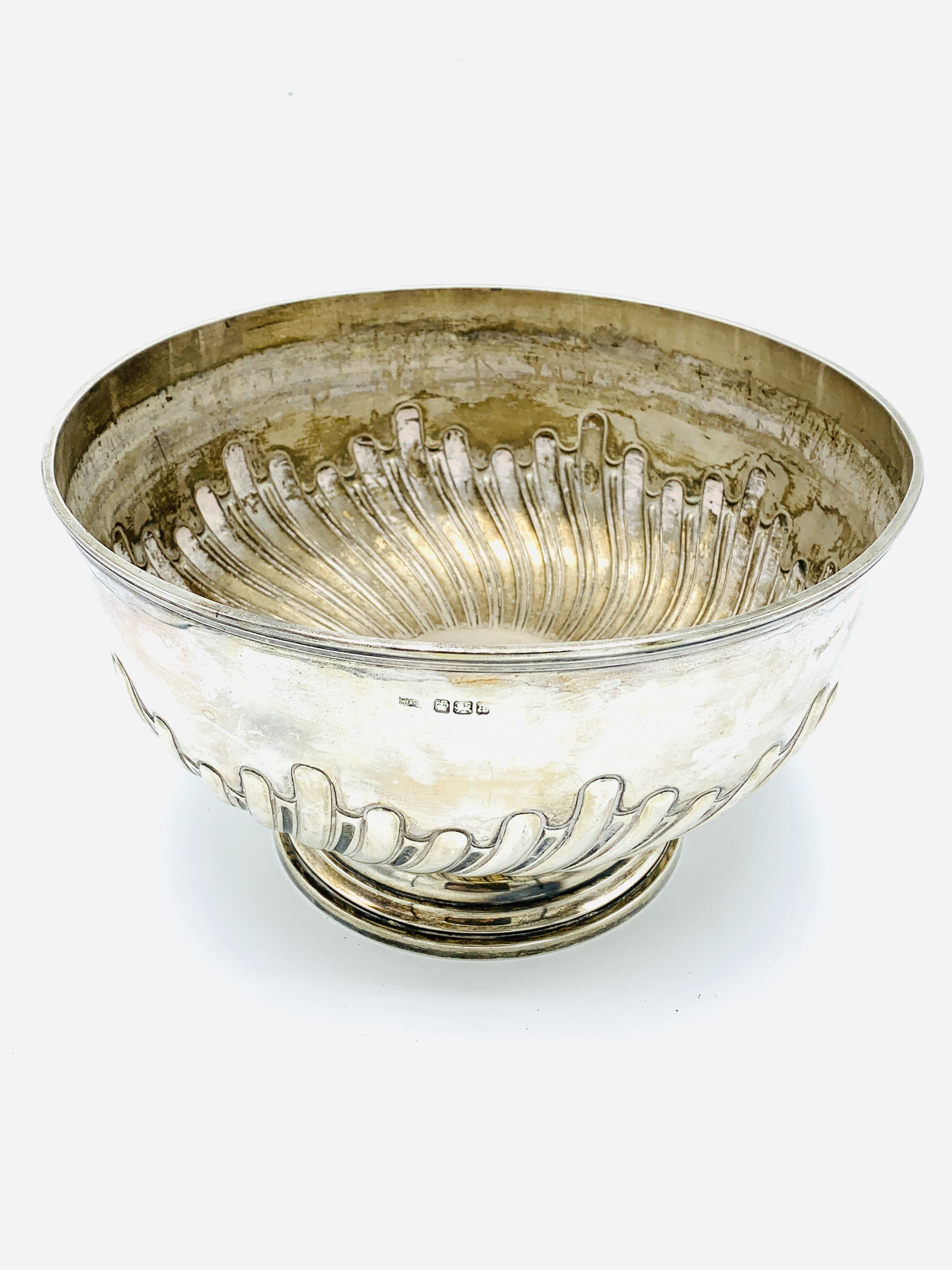 A silver rose bowl with repousse decoration, hallmarked Sheffield 1893 - Image 2 of 6