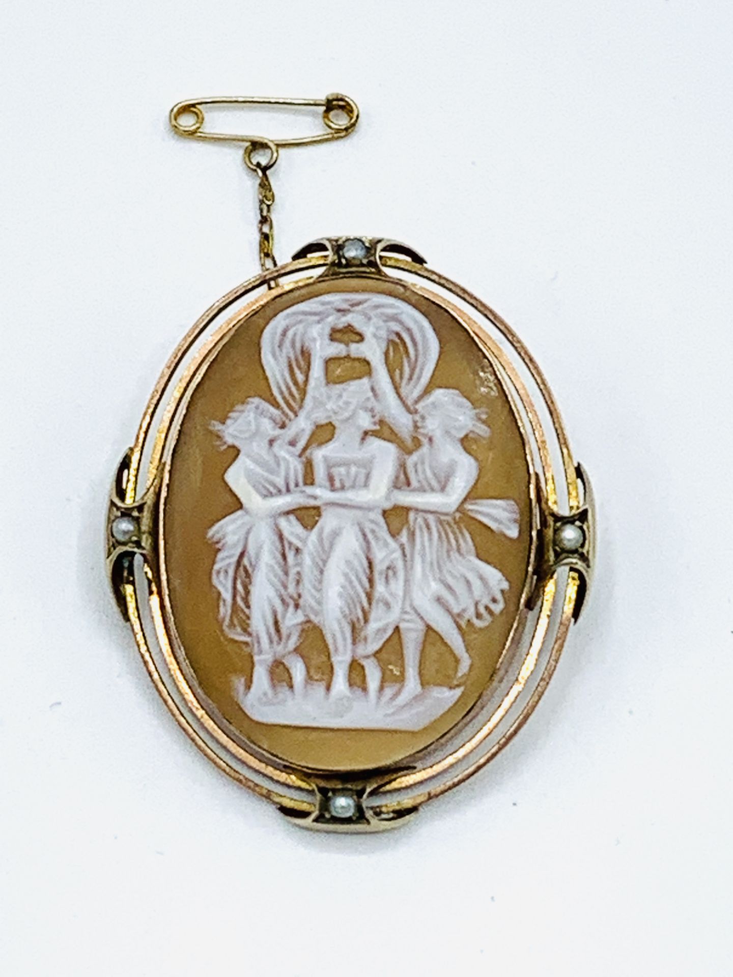 9ct gold oval Cameo brooch.