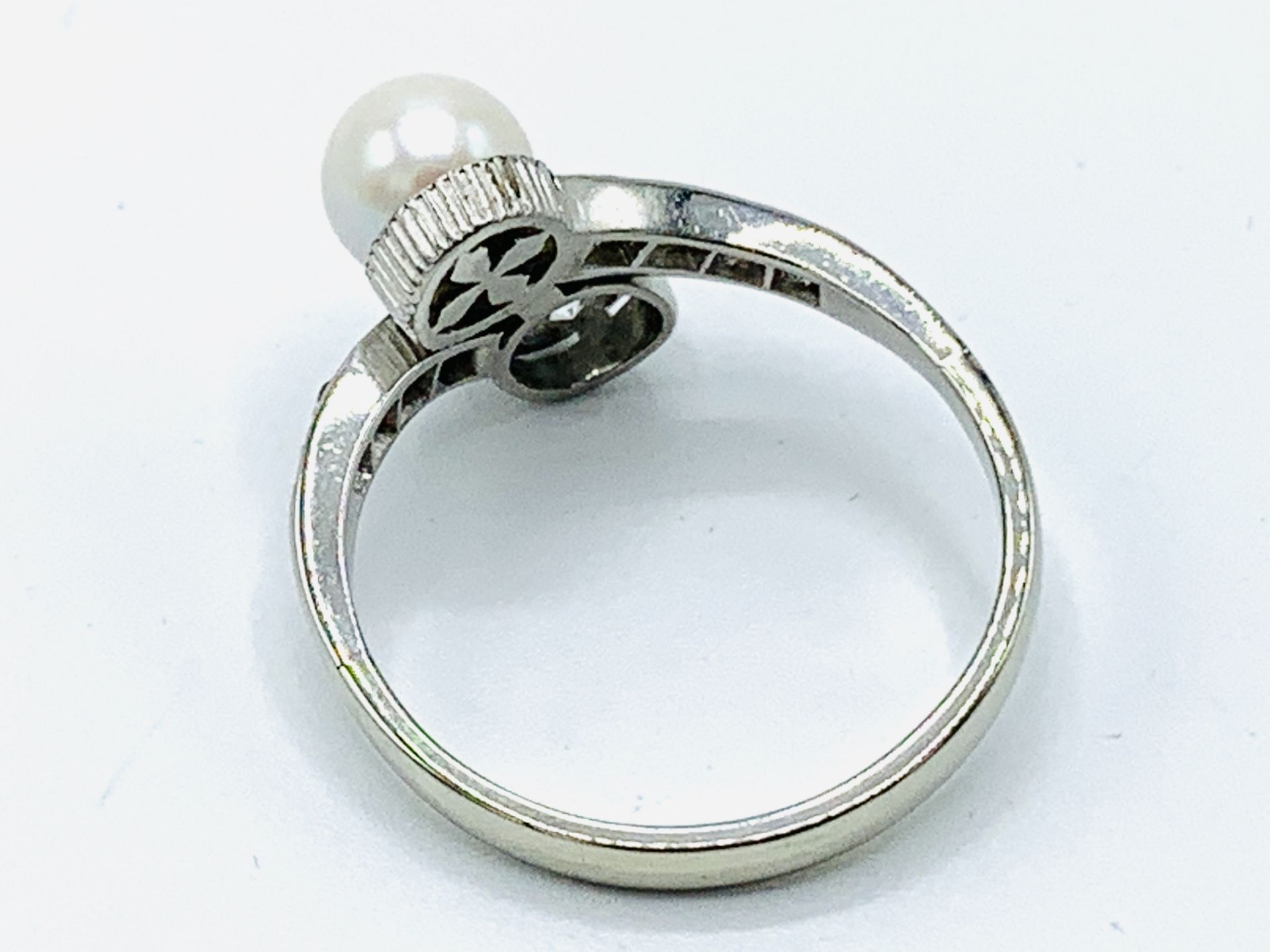 Platinum pearl and diamond ring - Image 3 of 4
