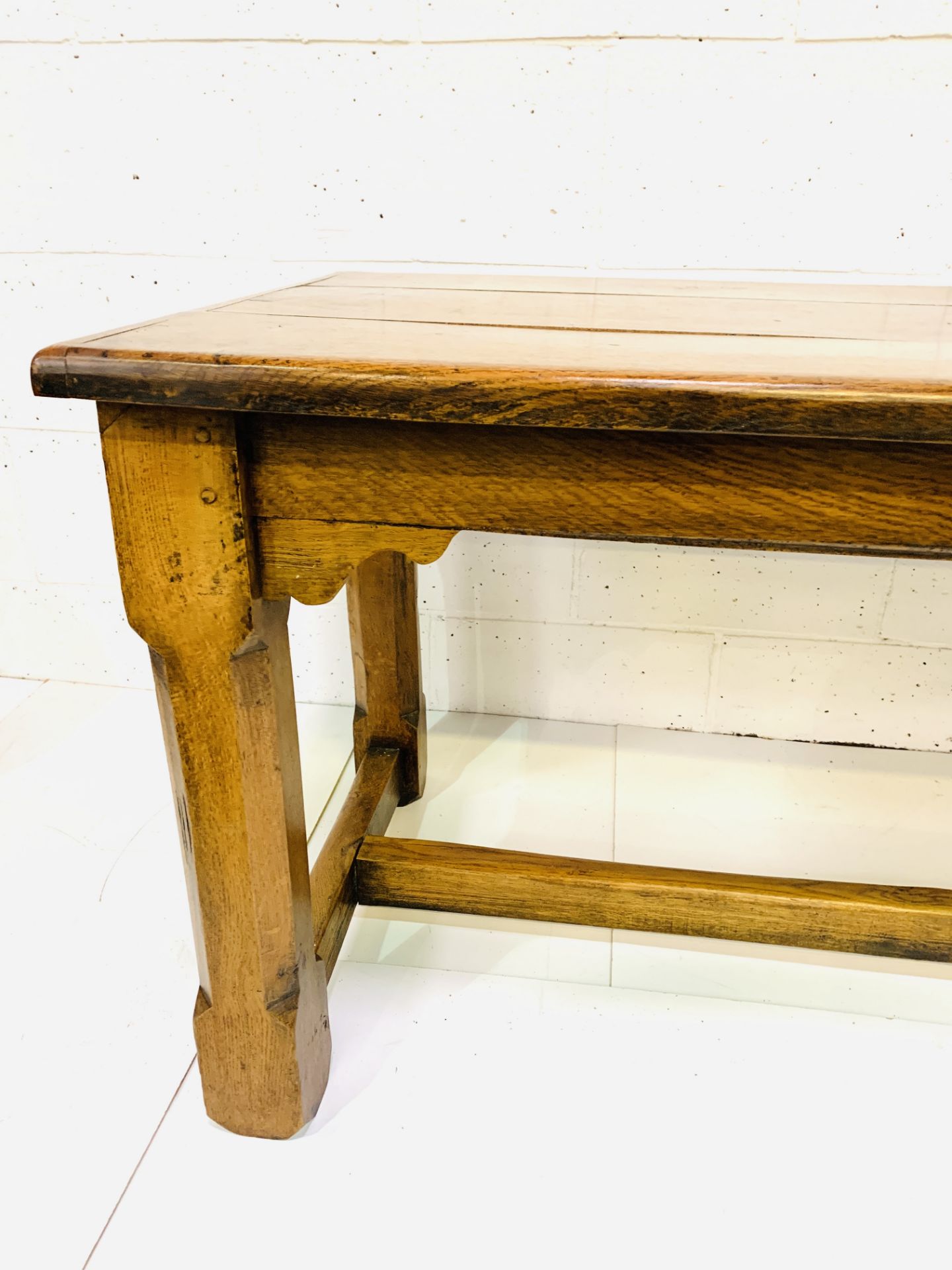 Oak refectory style table - Image 6 of 9