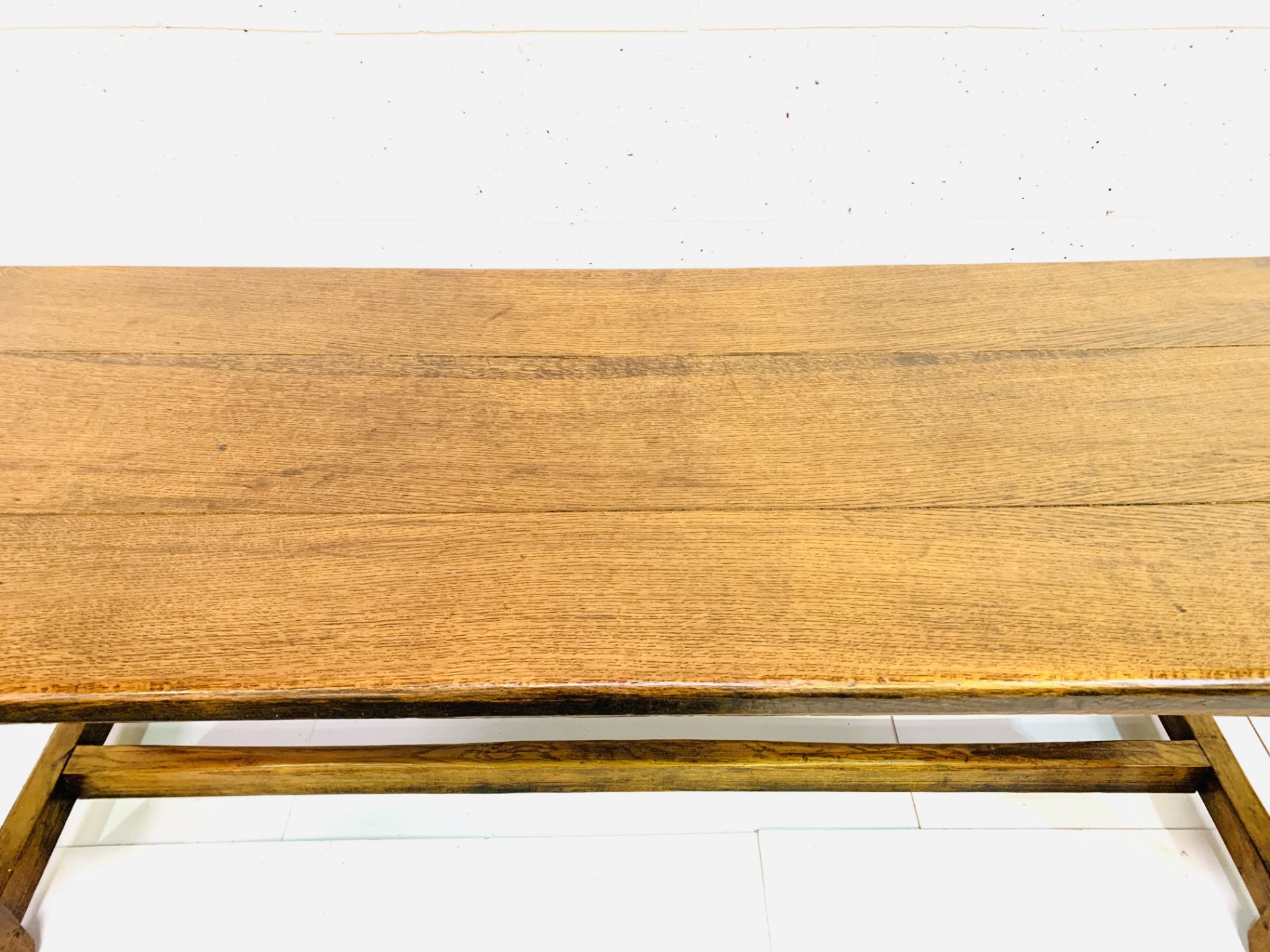 Oak refectory style table - Image 3 of 9