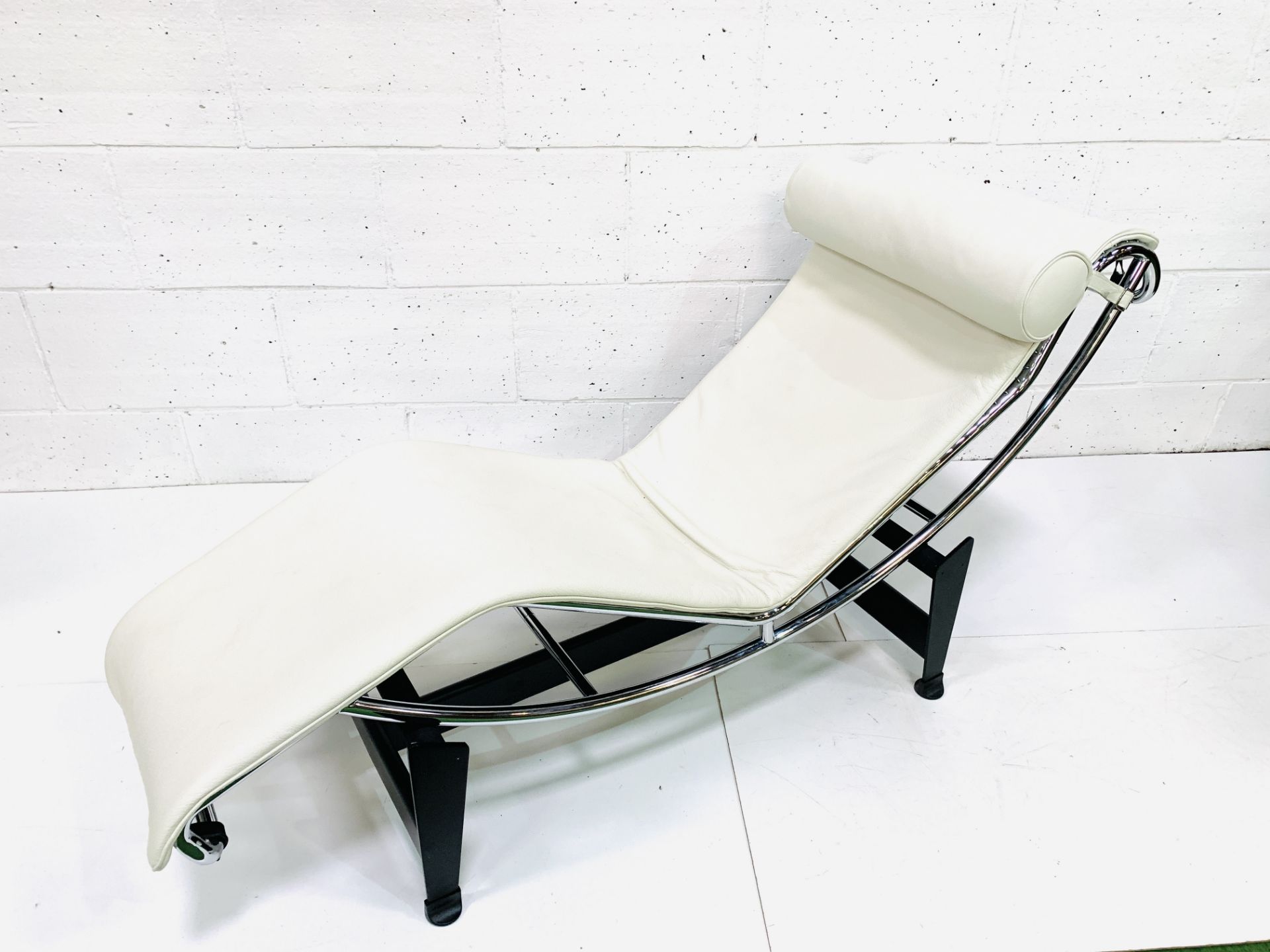 Cassina cream leather and chrome framed chaise longue - Image 2 of 5