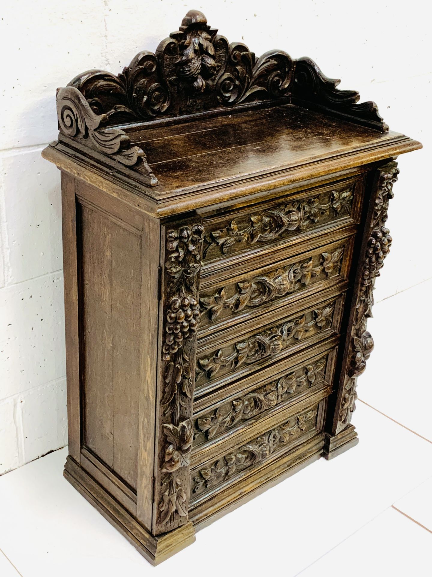 Ornately carved Continental oak 5 drawer Wellington chest - Image 5 of 7