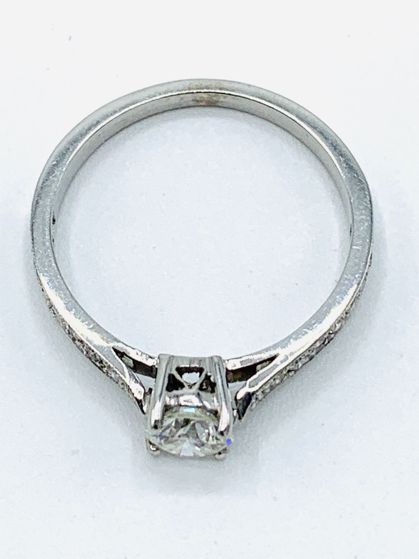 White gold solitaire ring with diamond shoulders - Image 4 of 4