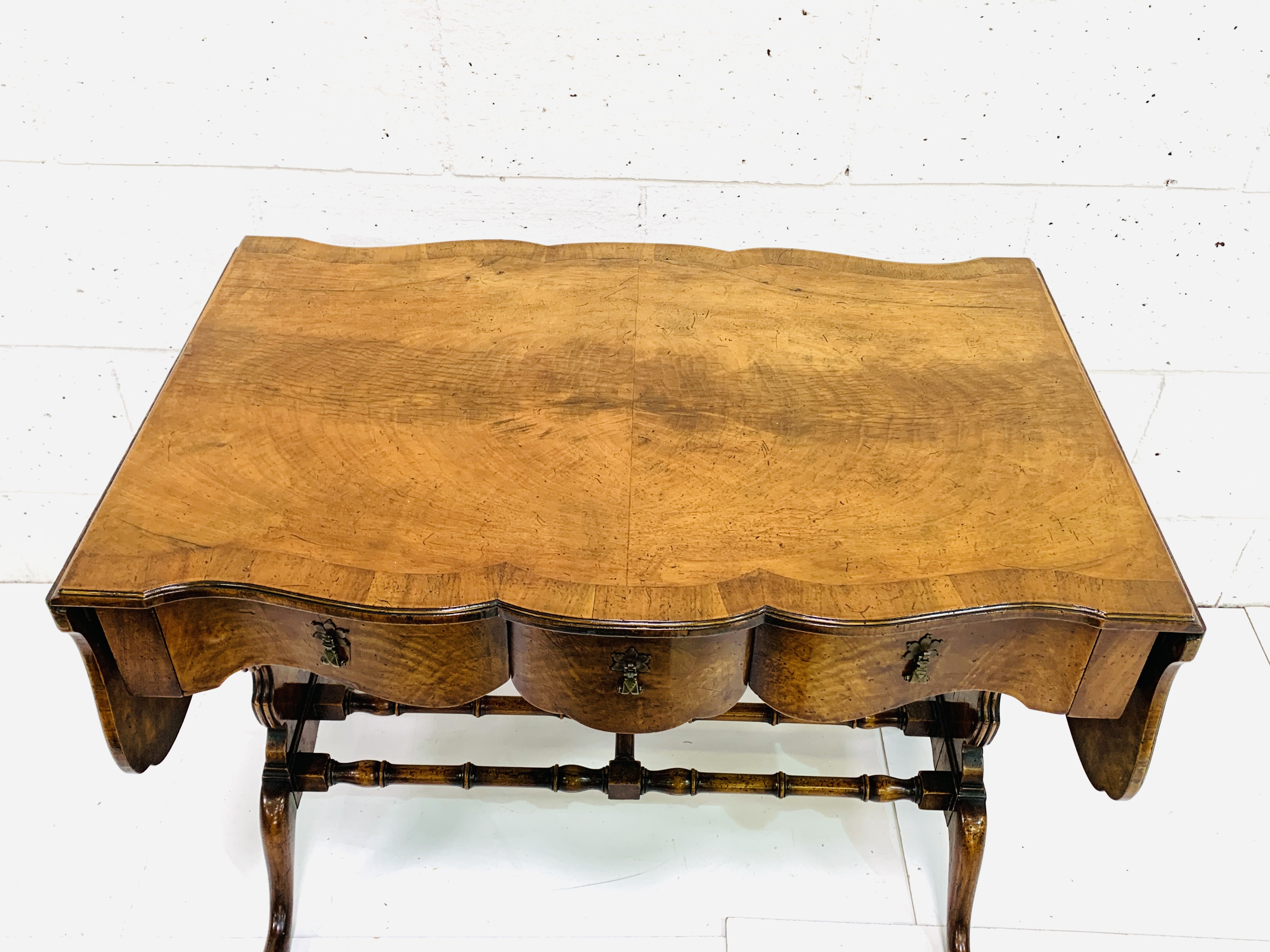 Burr mahogany serpentine edged drop end sofa table - Image 7 of 7