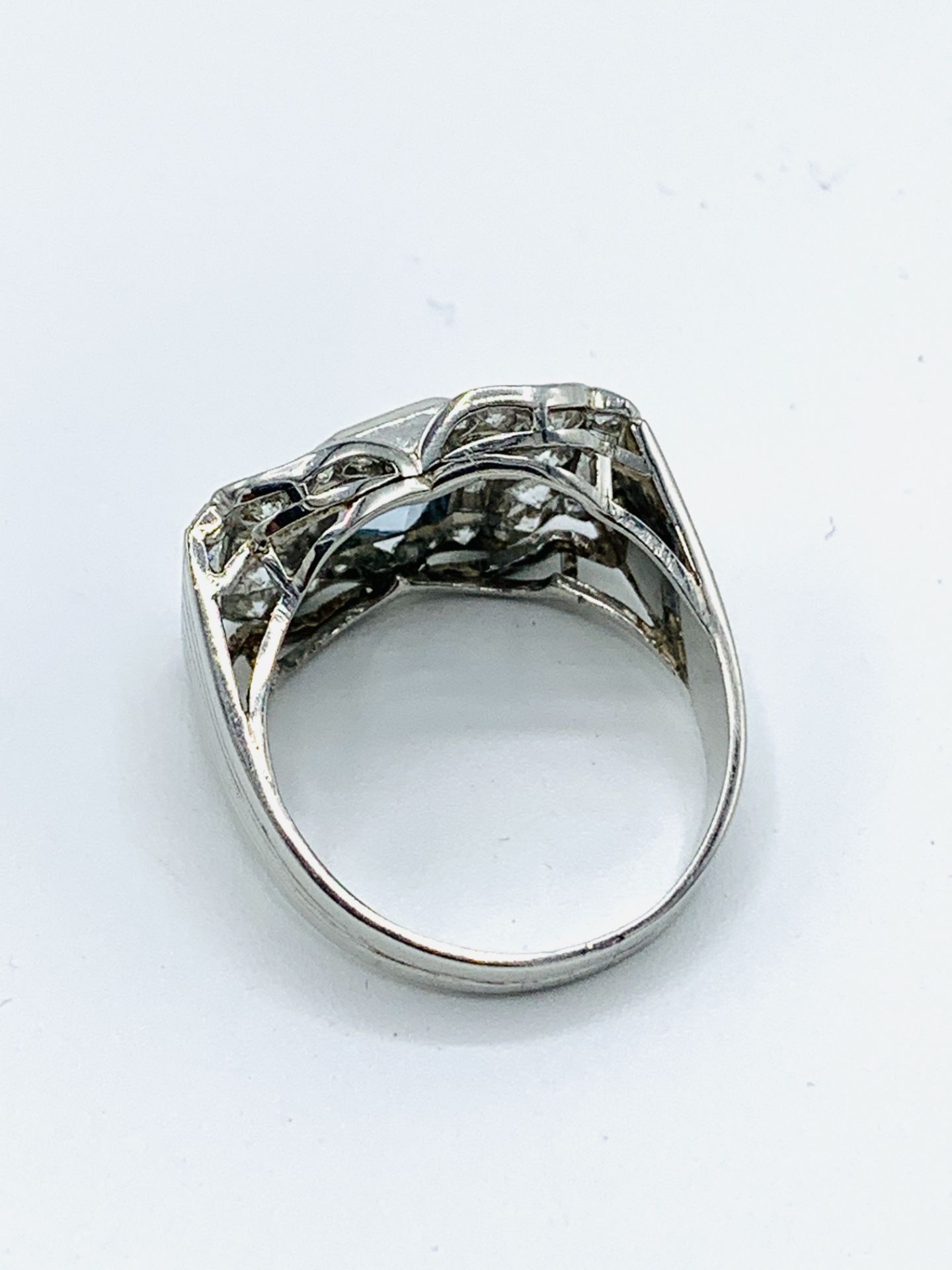 Art Deco style white gold ring set with centre aquamarine surrounded by diamonds - Image 4 of 4