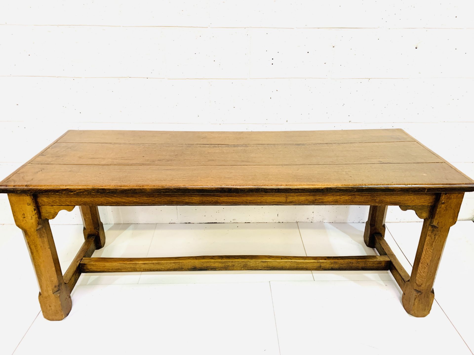 Oak refectory style table - Image 2 of 9