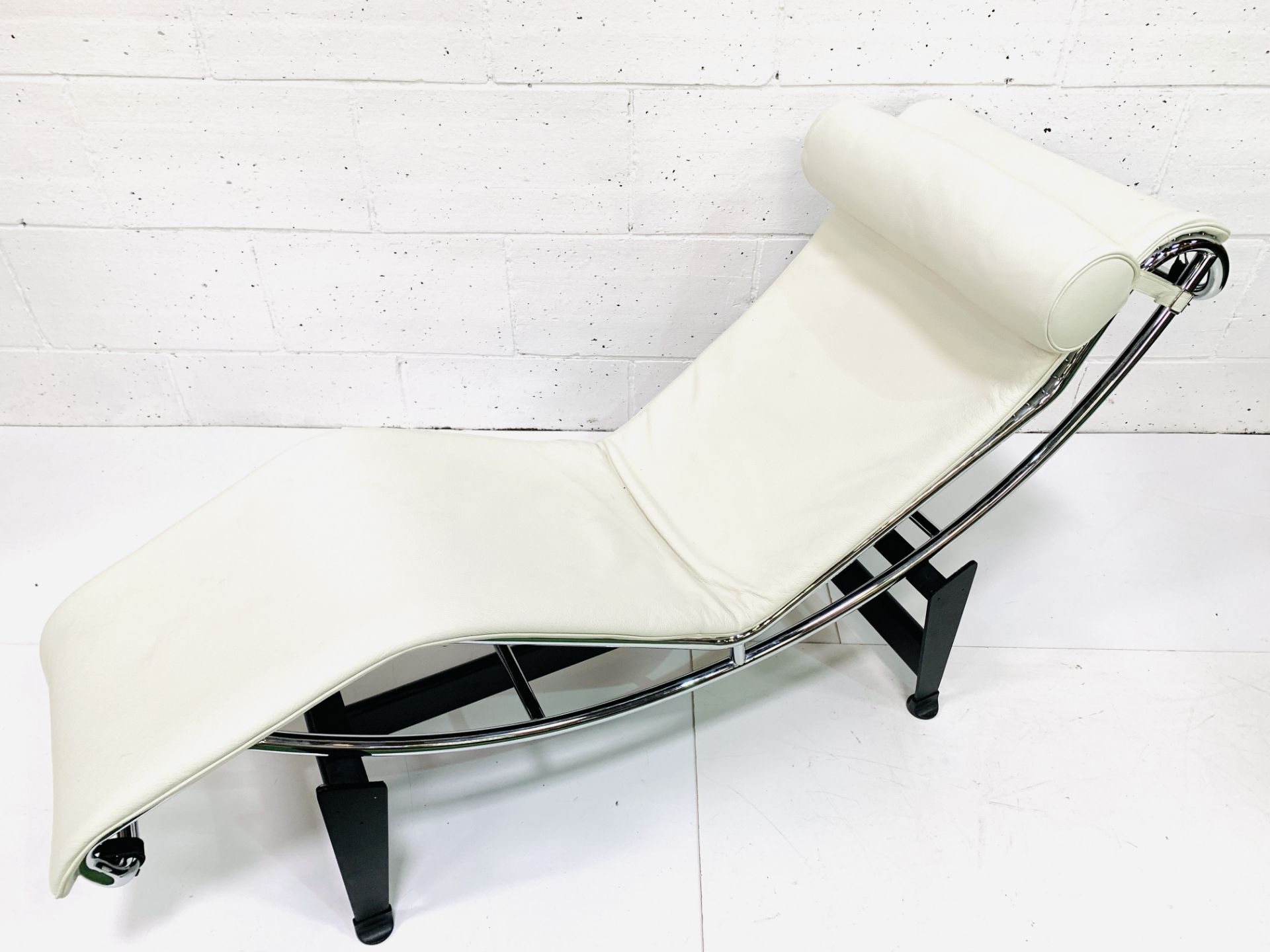 Cassina cream leather and chrome framed chaise longue