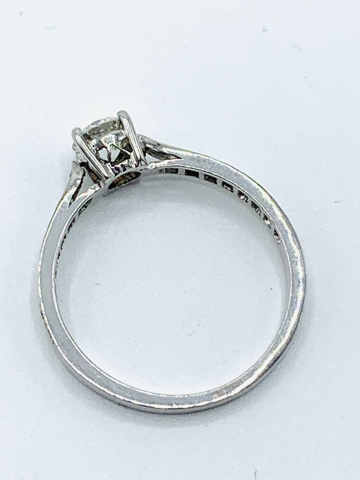 White gold solitaire ring with diamond shoulders - Image 3 of 4