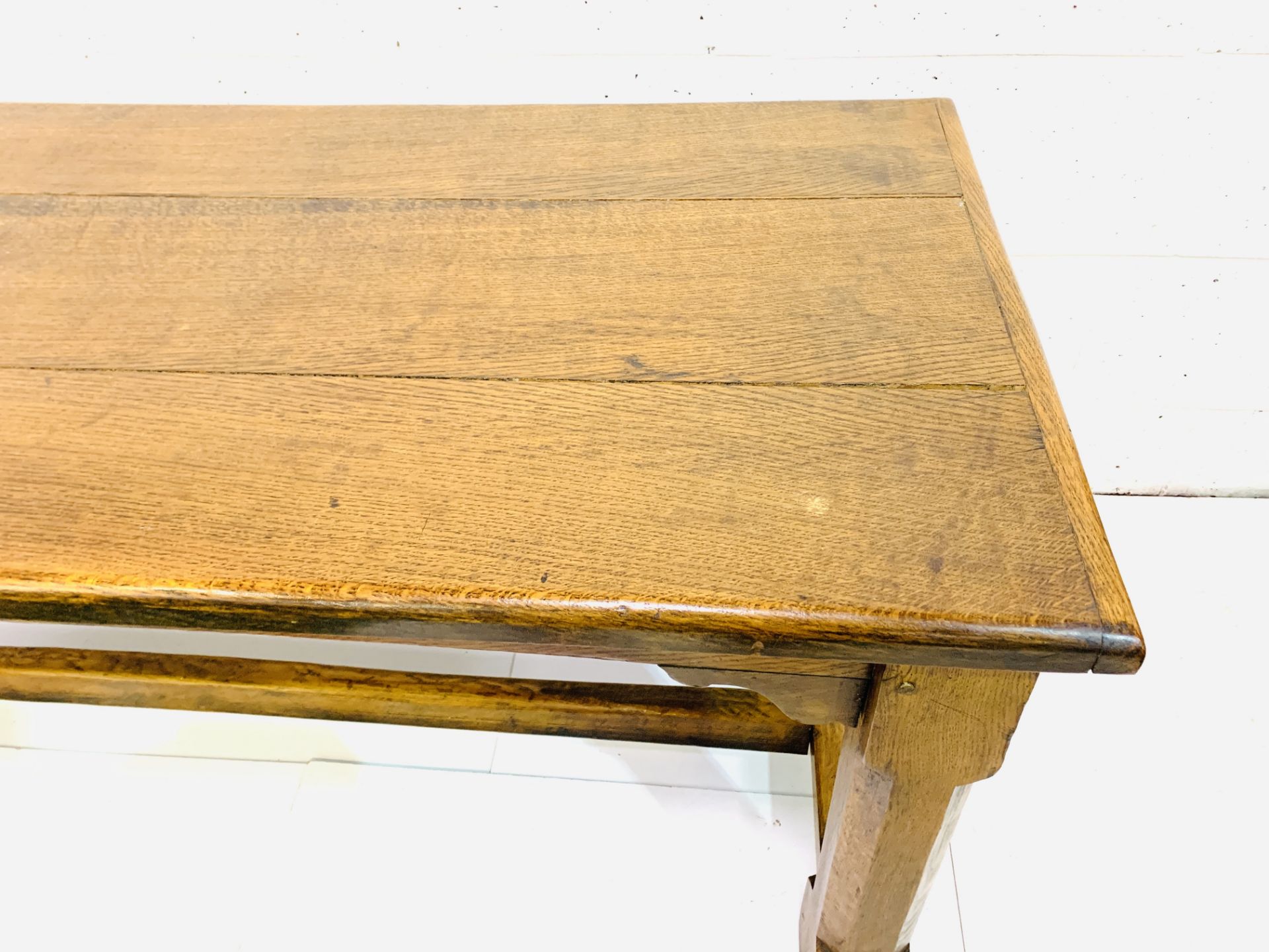 Oak refectory style table - Image 5 of 9
