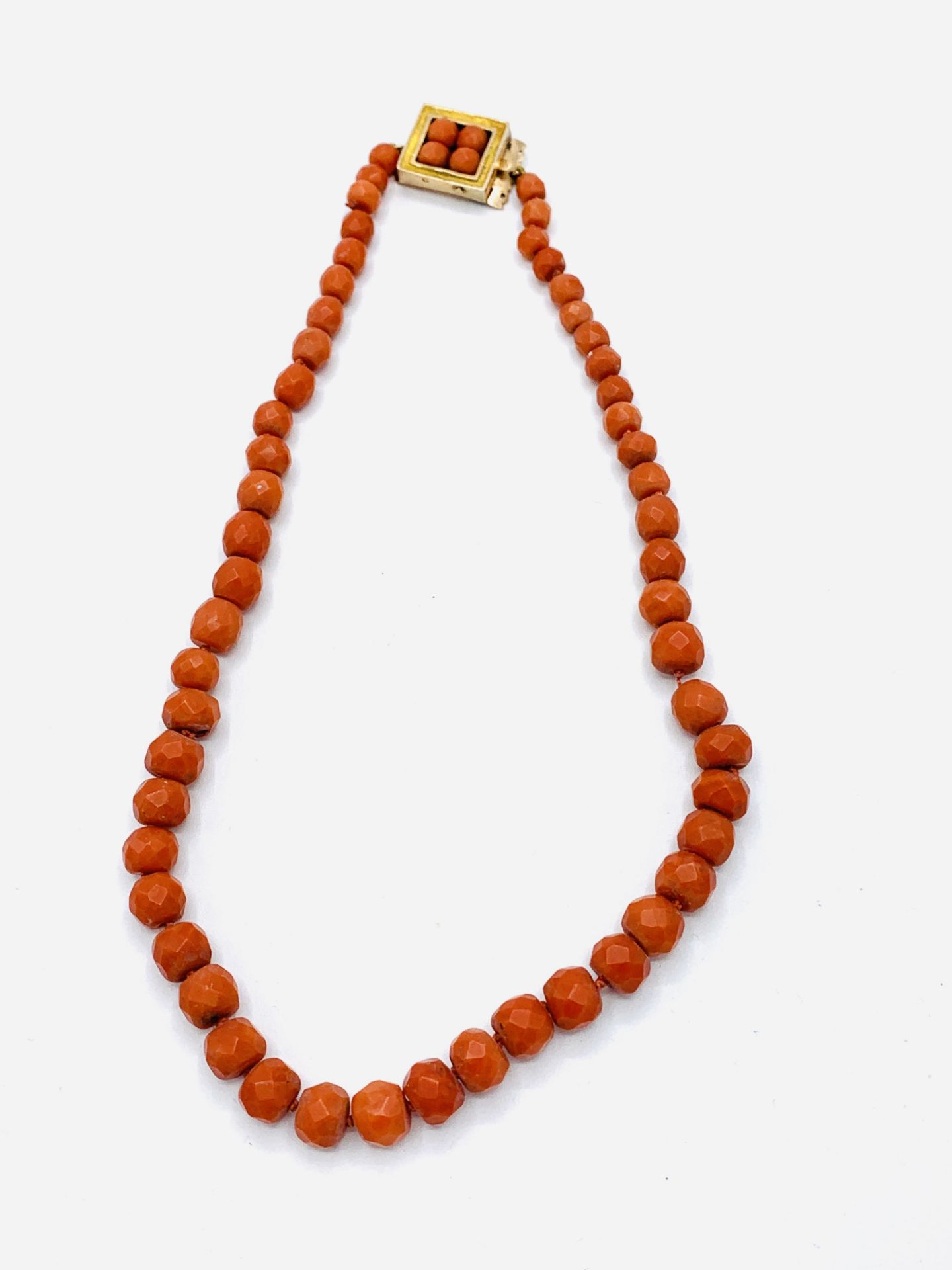 Graduated coral bead necklace - Image 5 of 5