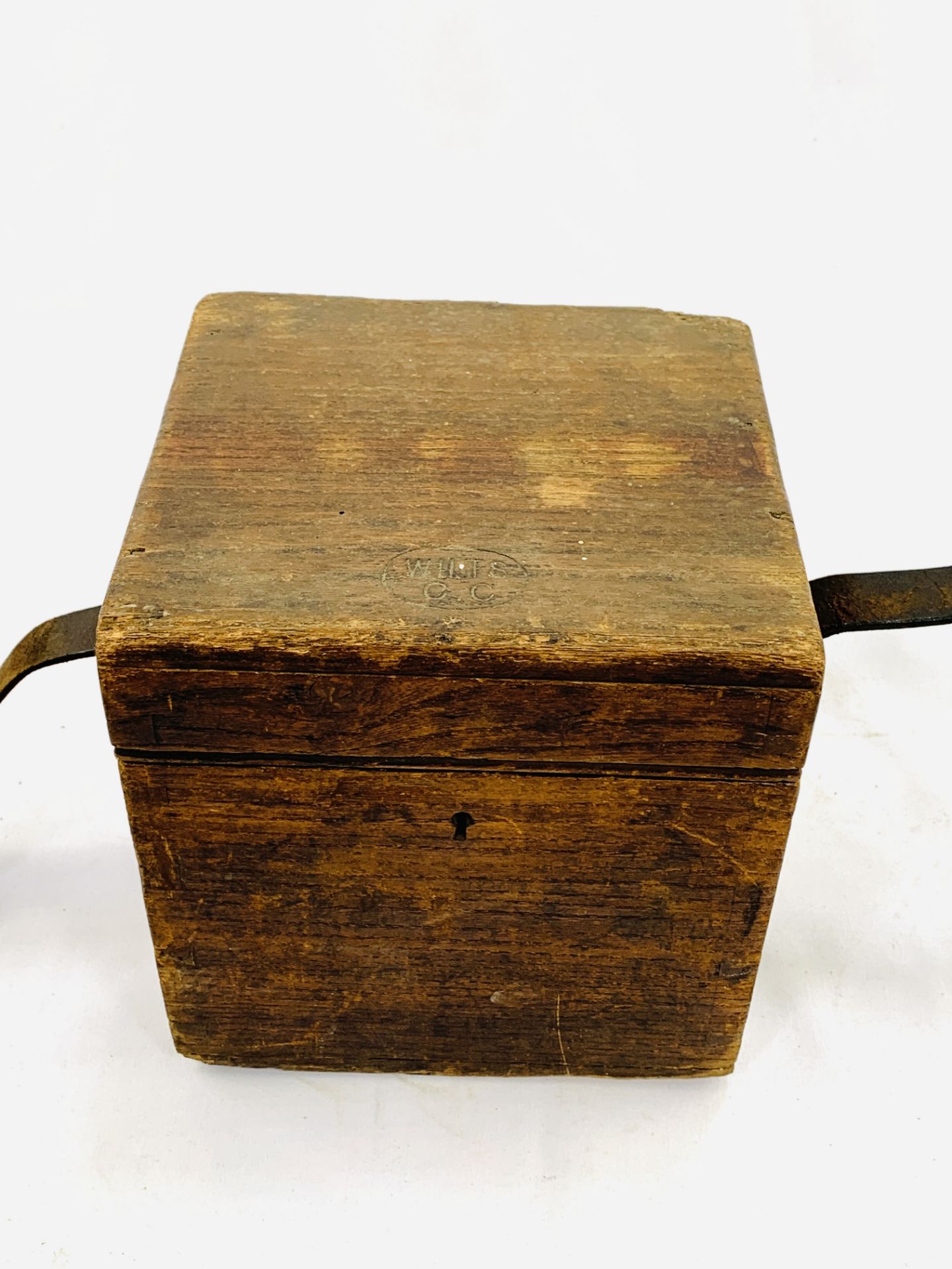 Wooden box with leather strap containing set of six bronze measures - Image 5 of 6