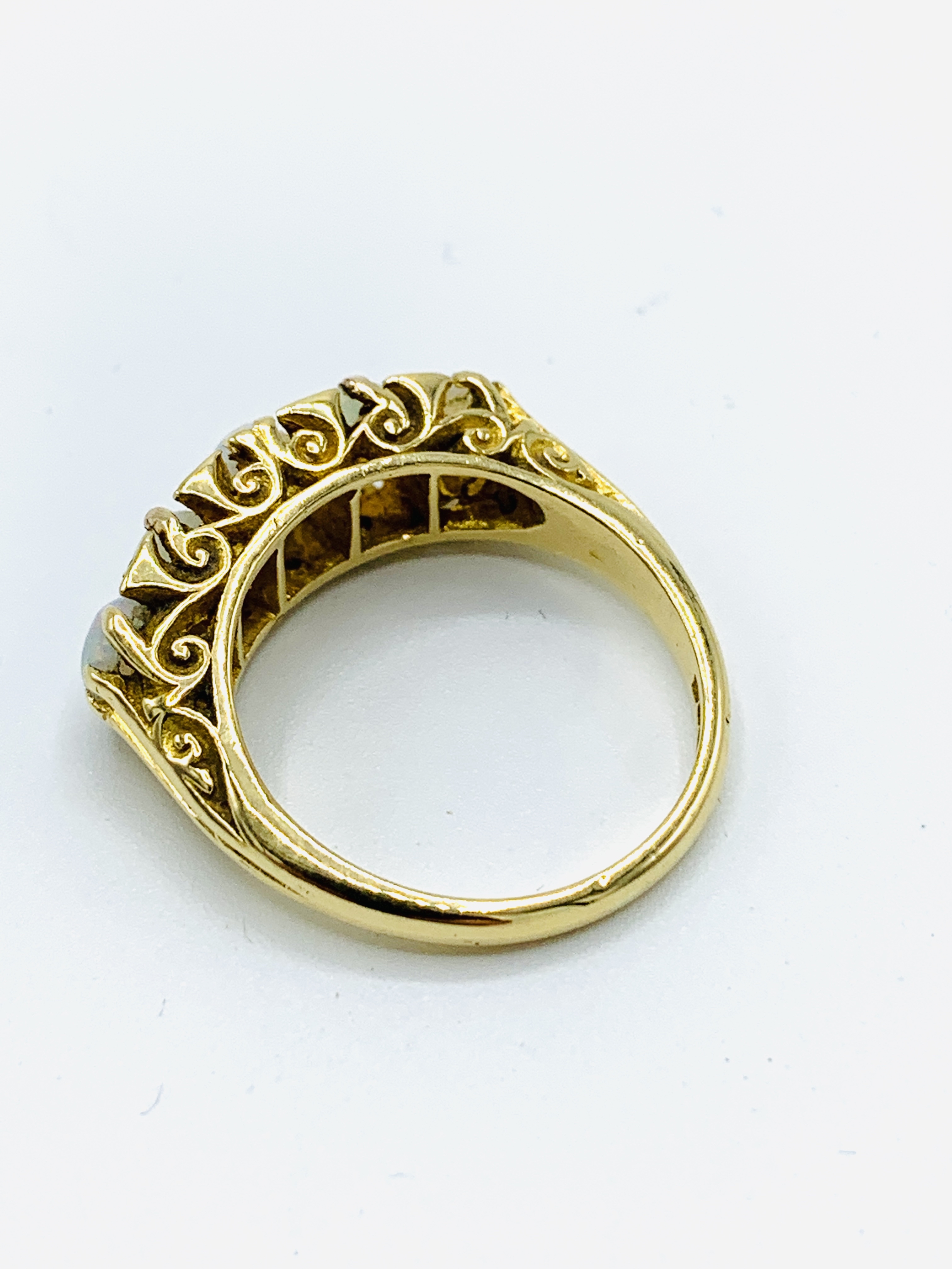 18ct yellow gold ring with five graduated opals in filigree setting - Image 4 of 4