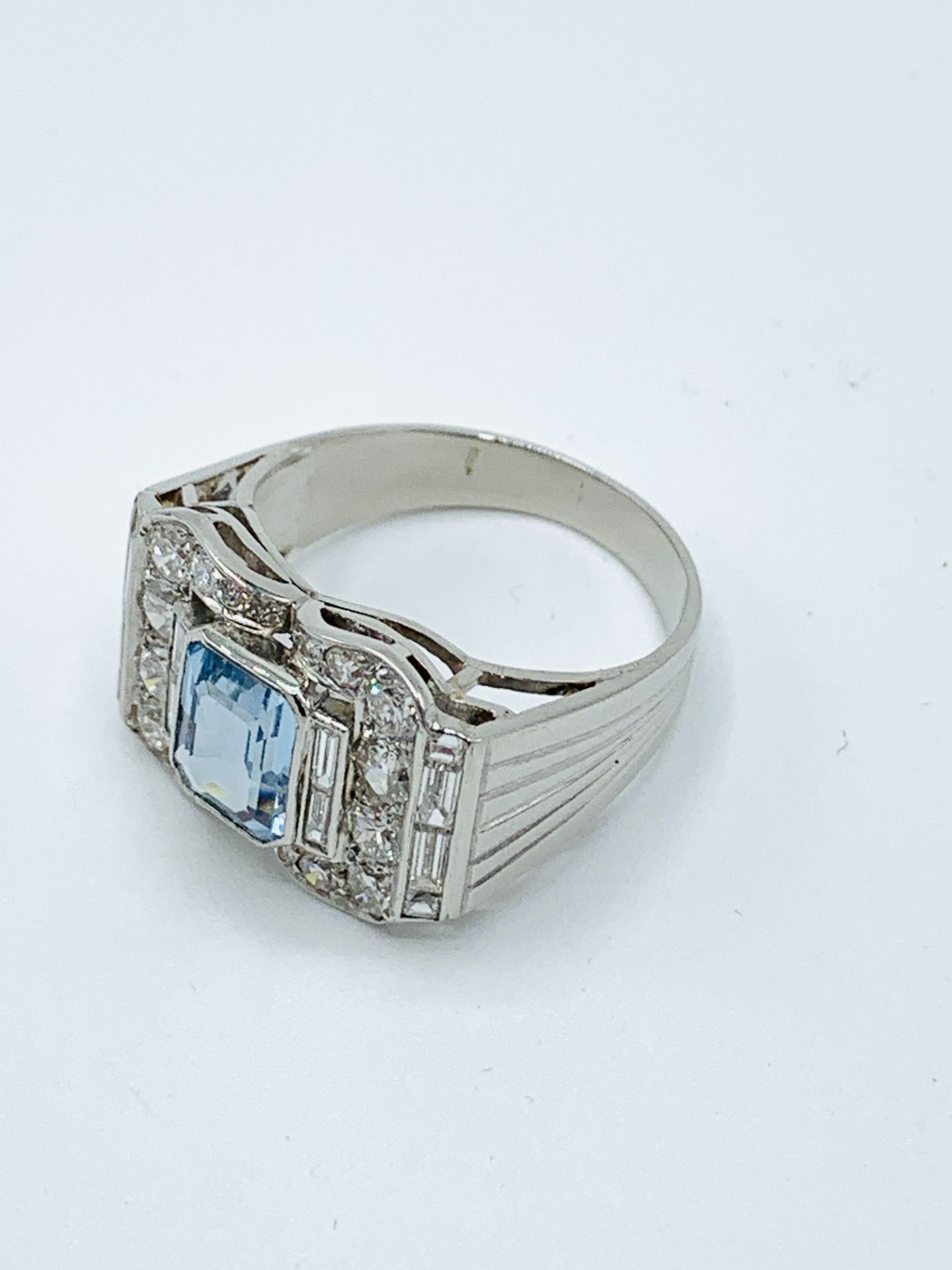 Art Deco style white gold ring set with centre aquamarine surrounded by diamonds - Image 3 of 4