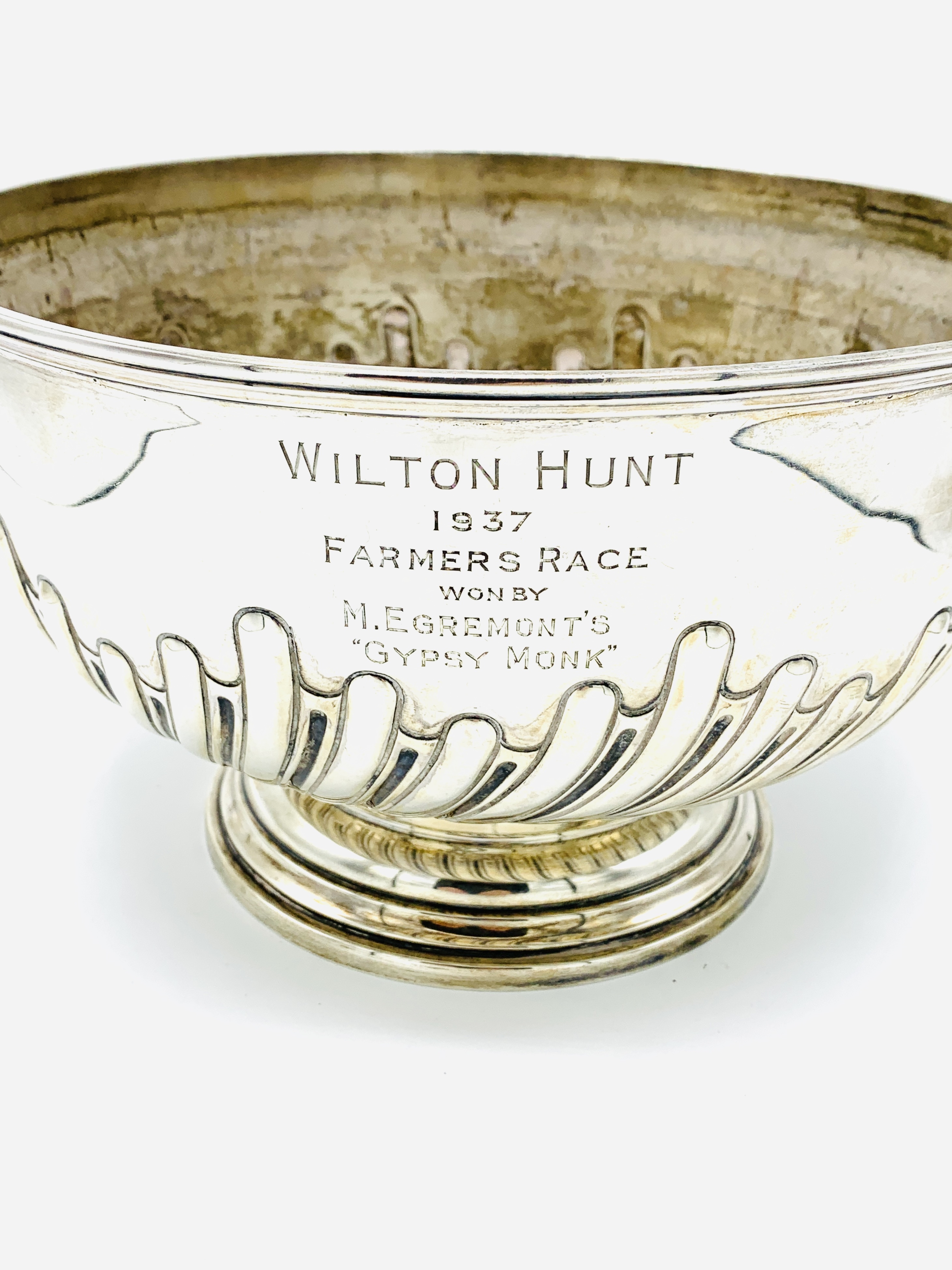 A silver rose bowl with repousse decoration, hallmarked Sheffield 1893 - Image 3 of 6
