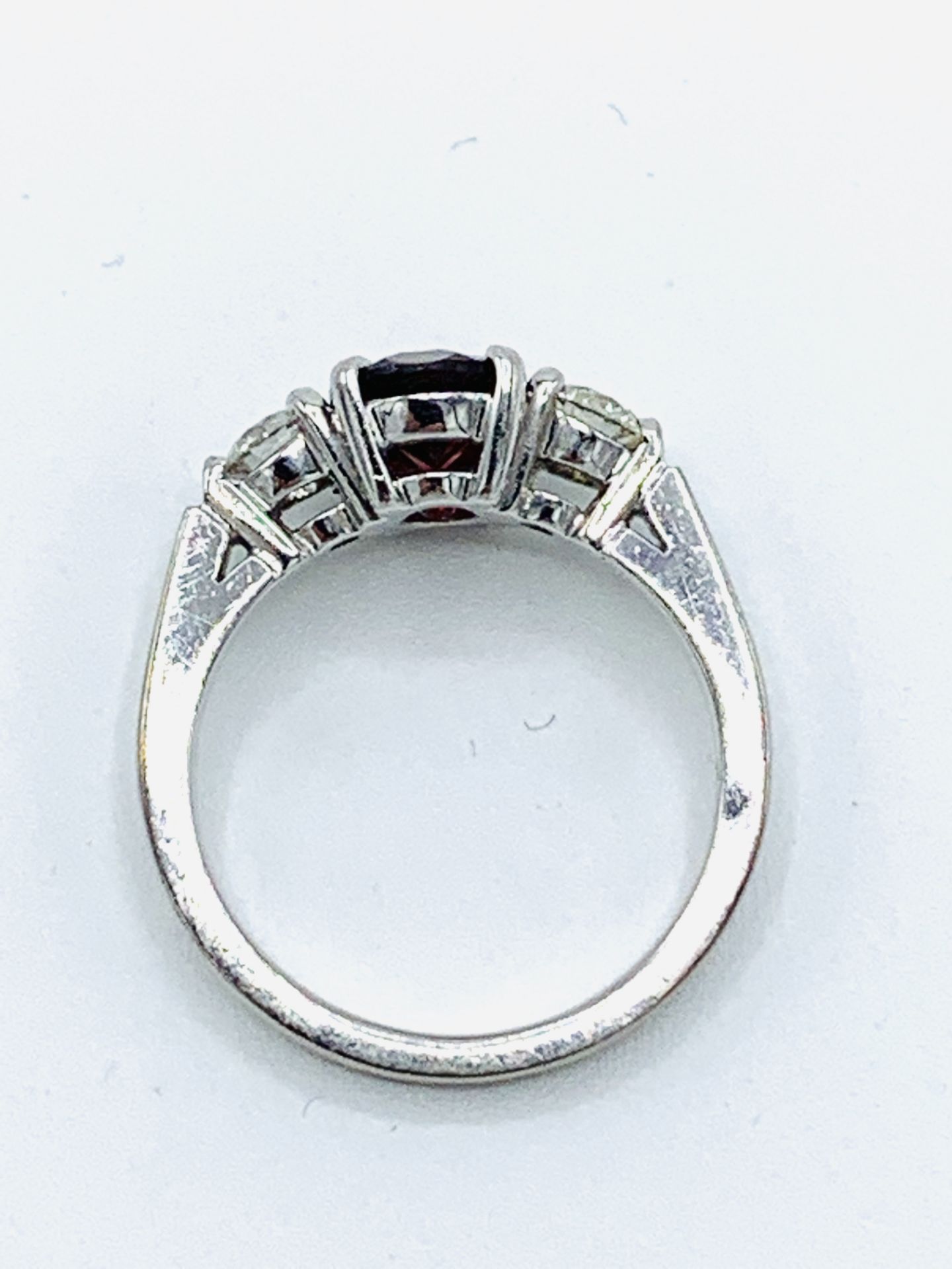 18ct white gold modern garnet and diamond ring - Image 2 of 2