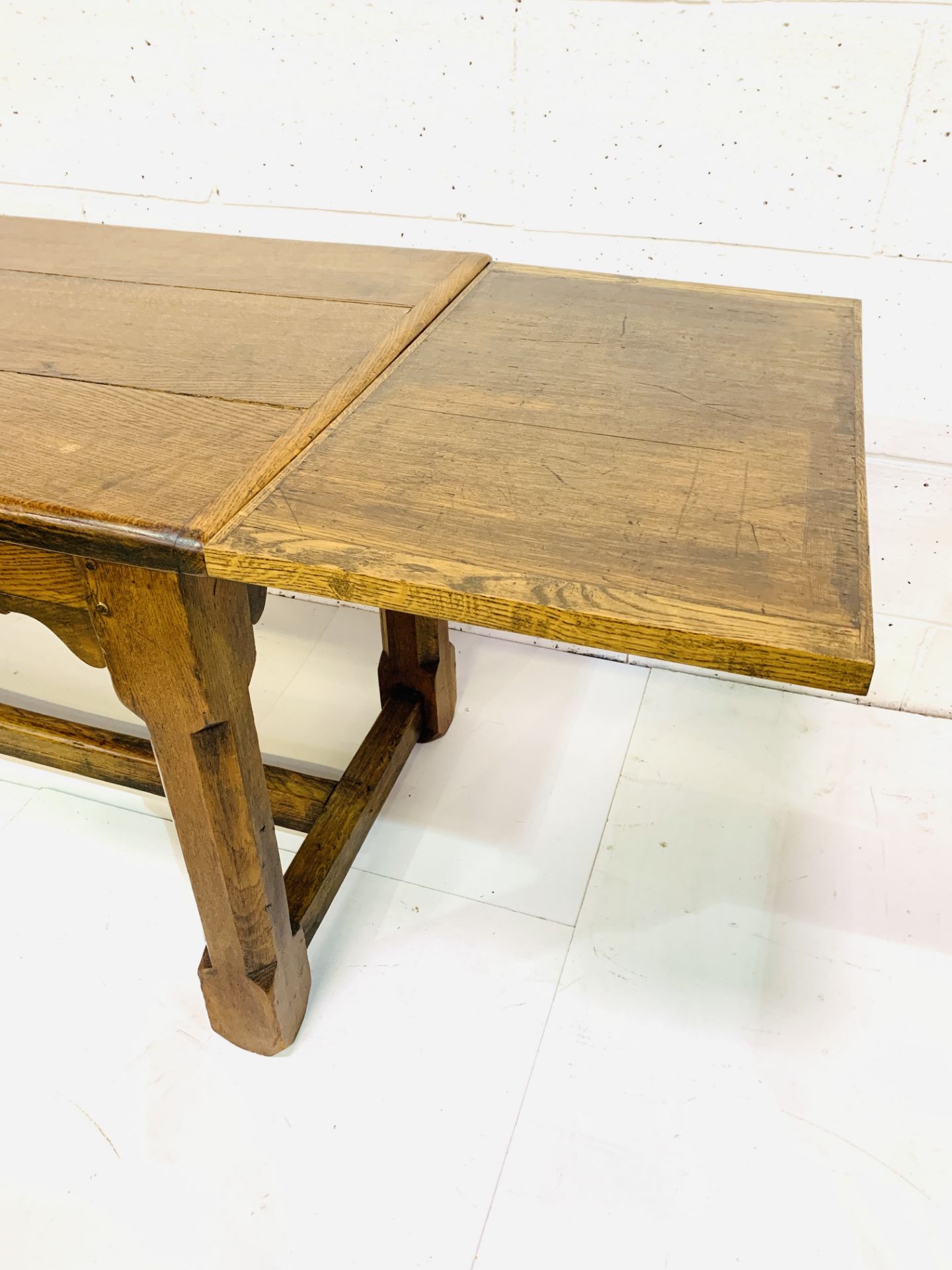 Oak refectory style table - Image 7 of 9