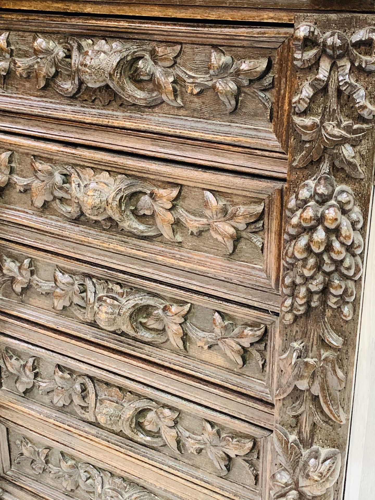Ornately carved Continental oak 5 drawer Wellington chest - Image 3 of 7