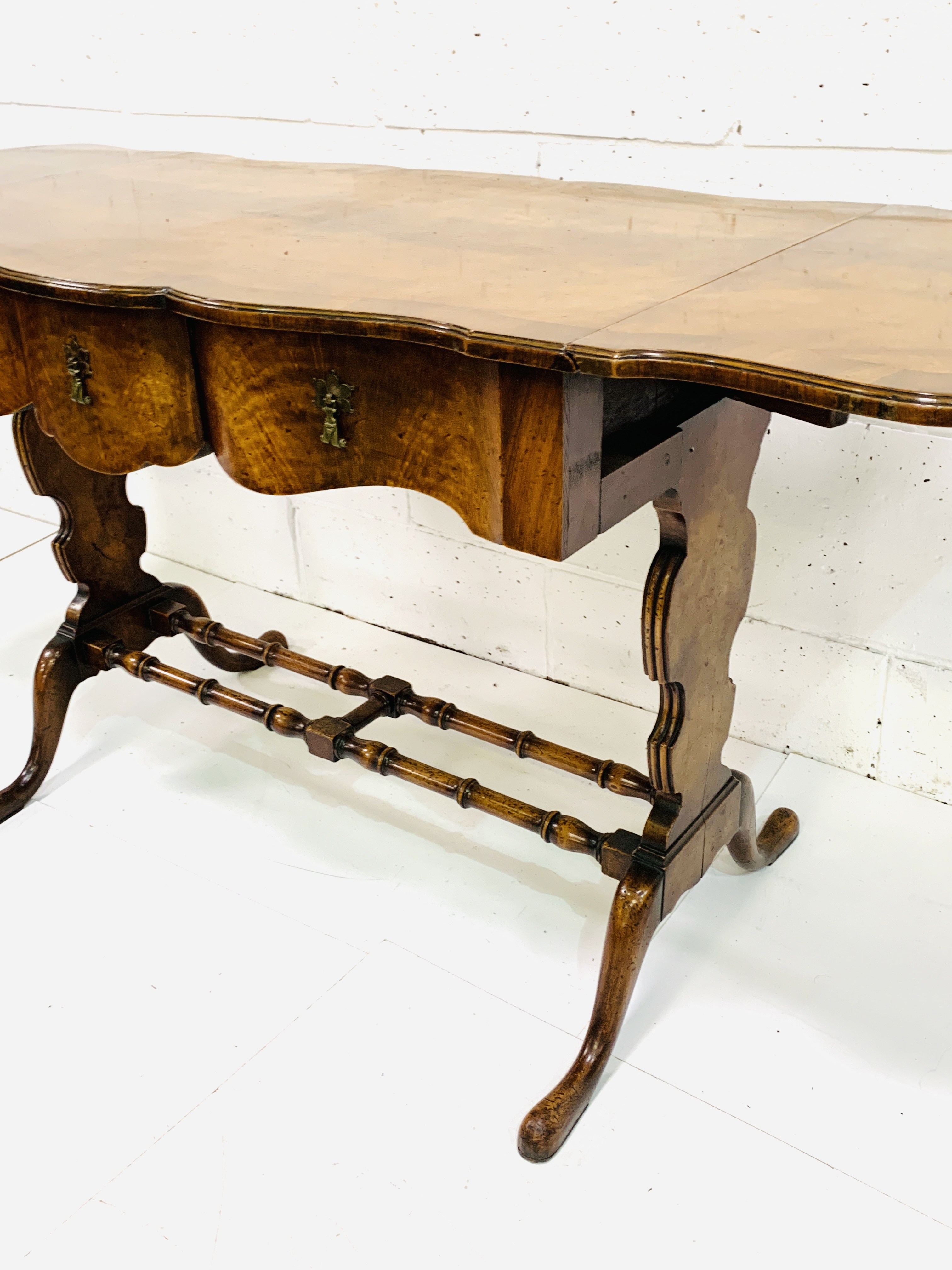Burr mahogany serpentine edged drop end sofa table - Image 5 of 7
