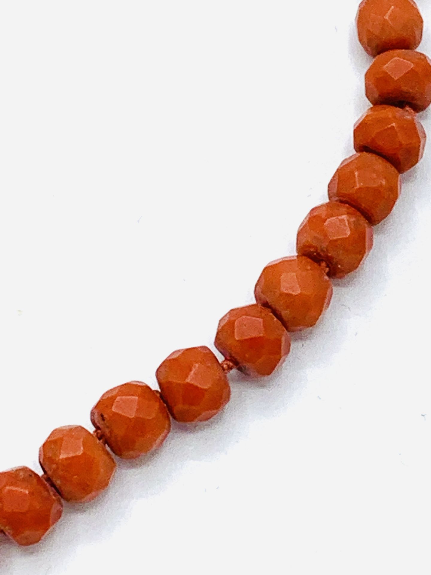 Graduated coral bead necklace - Image 3 of 5