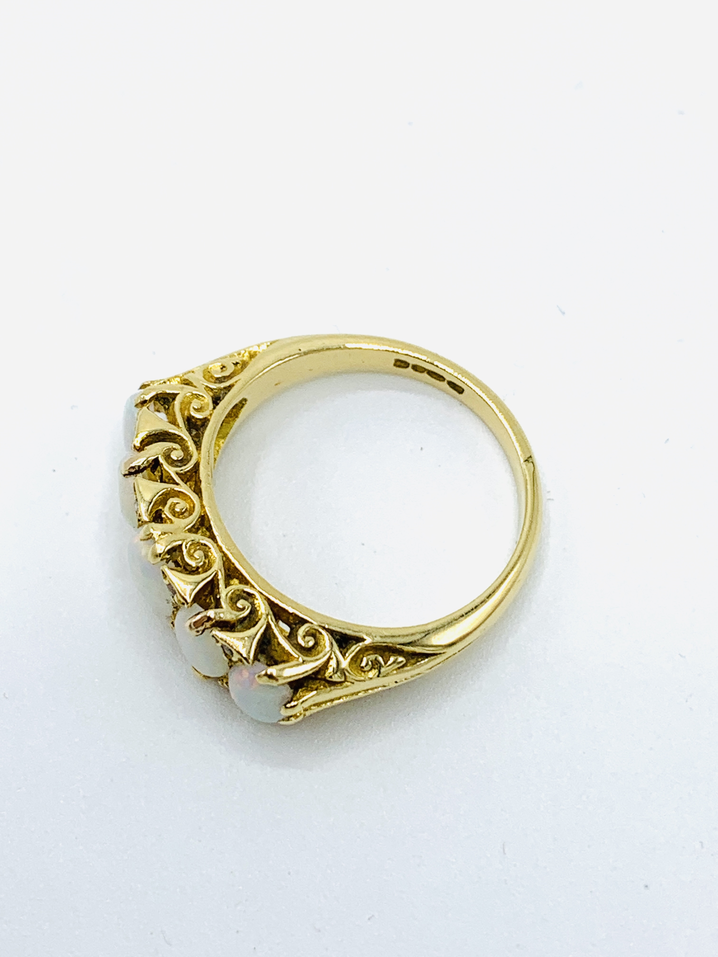 18ct yellow gold ring with five graduated opals in filigree setting - Image 3 of 4