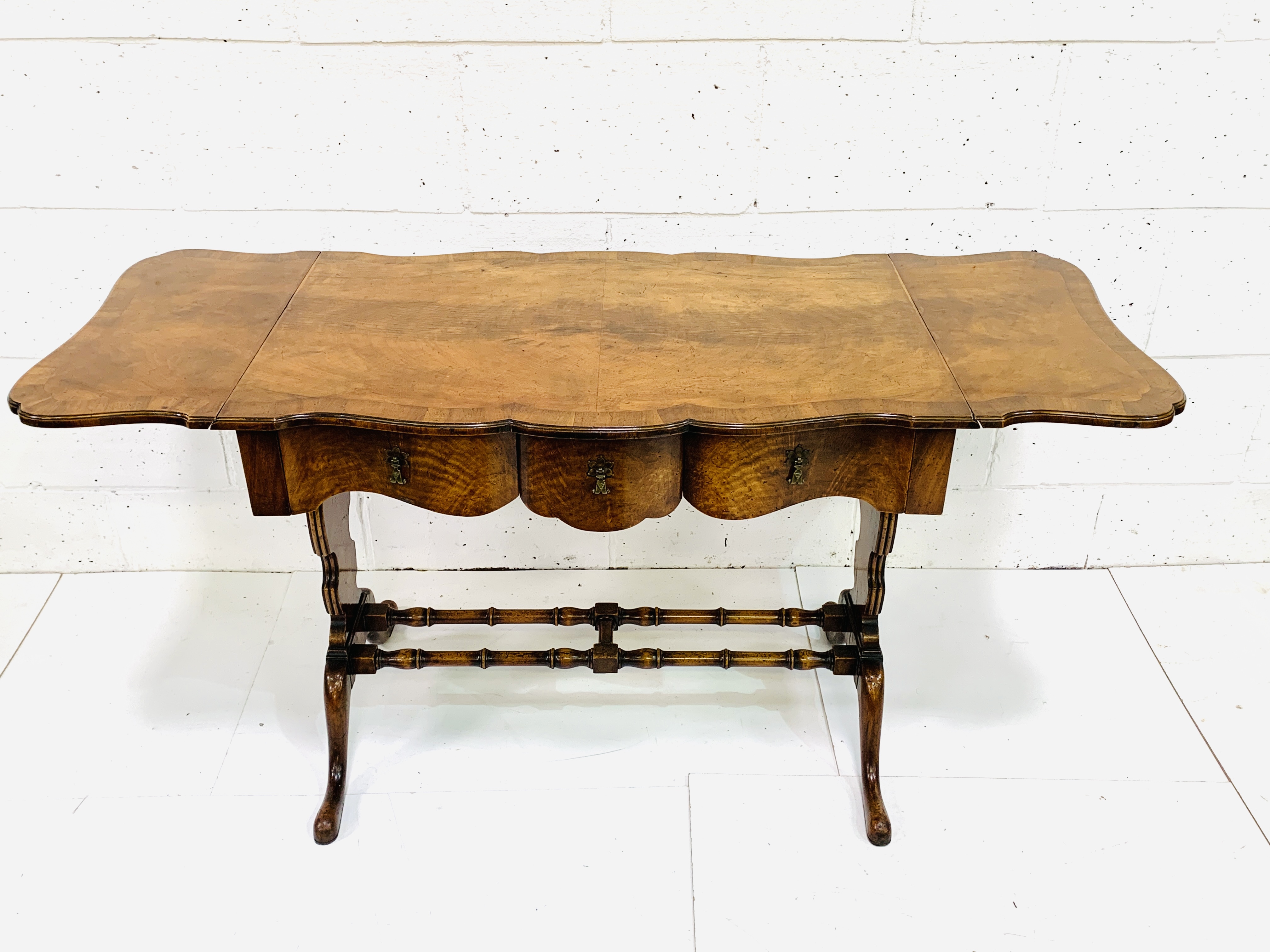 Burr mahogany serpentine edged drop end sofa table - Image 2 of 7