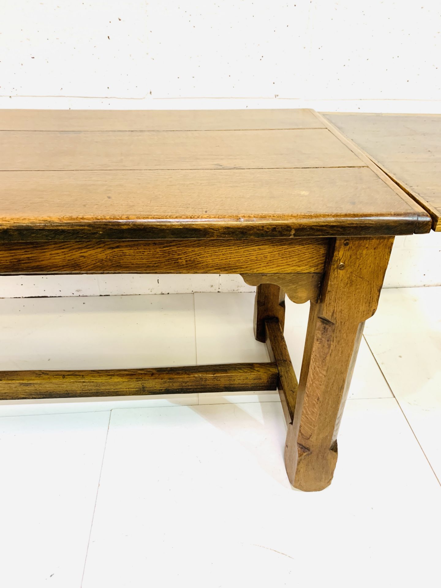 Oak refectory style table - Image 8 of 9