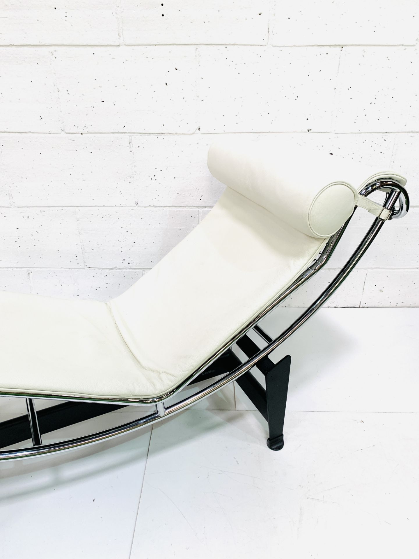 Cassina cream leather and chrome framed chaise longue - Image 5 of 5