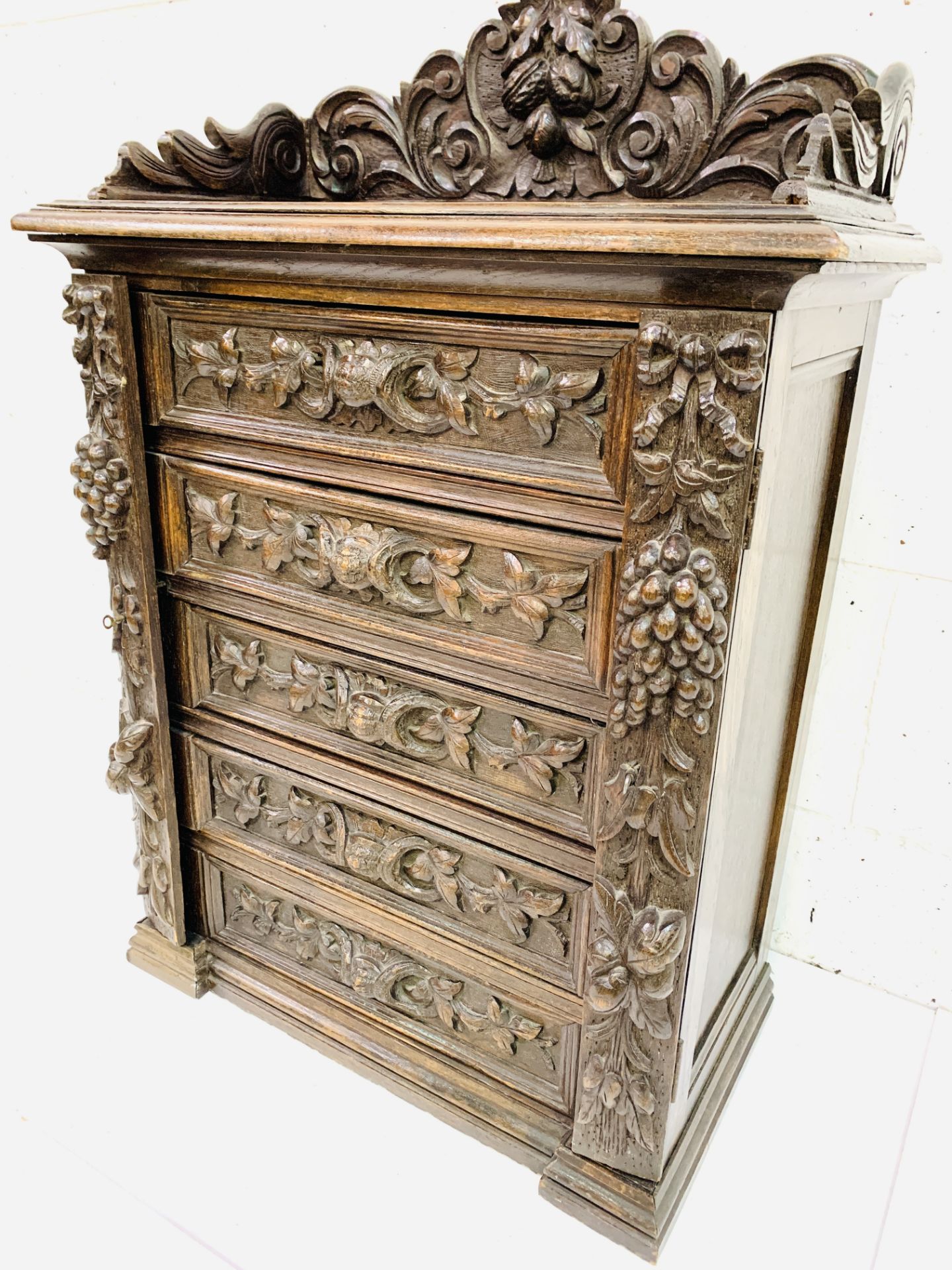 Ornately carved Continental oak 5 drawer Wellington chest - Image 2 of 7