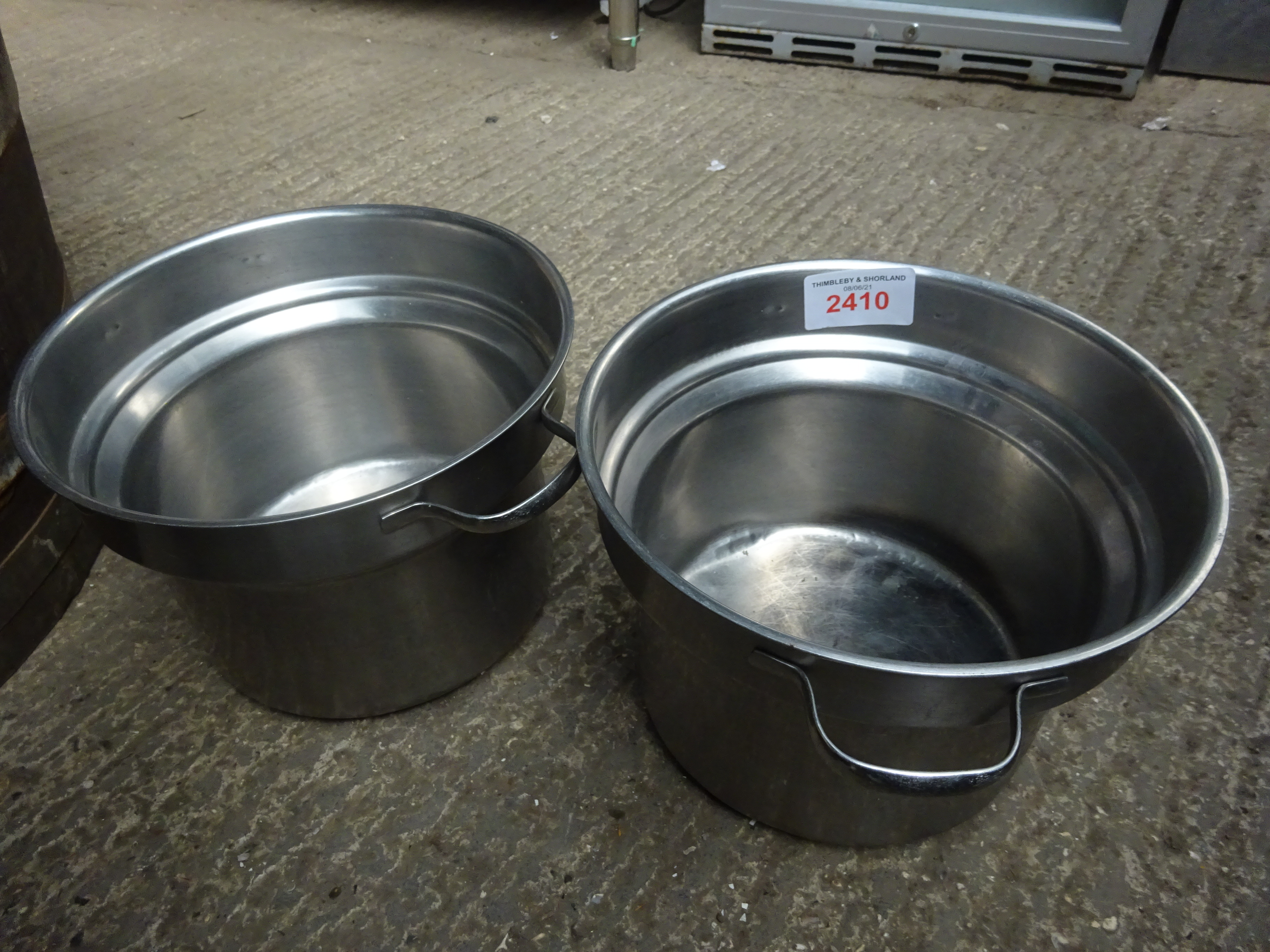 Two round containers with handles