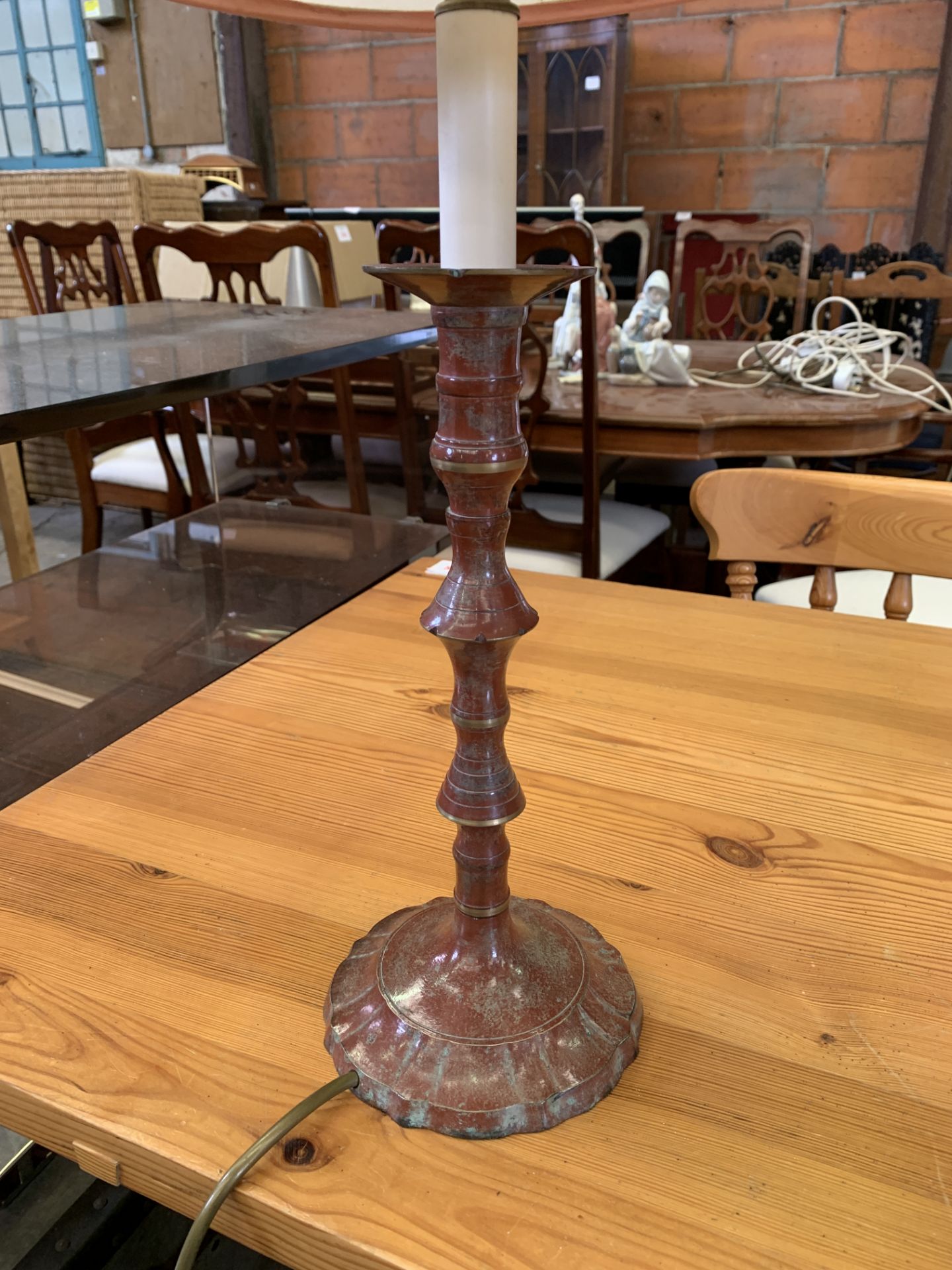 A pair of decorative candle stick-shaped metal table lamps - Image 2 of 3