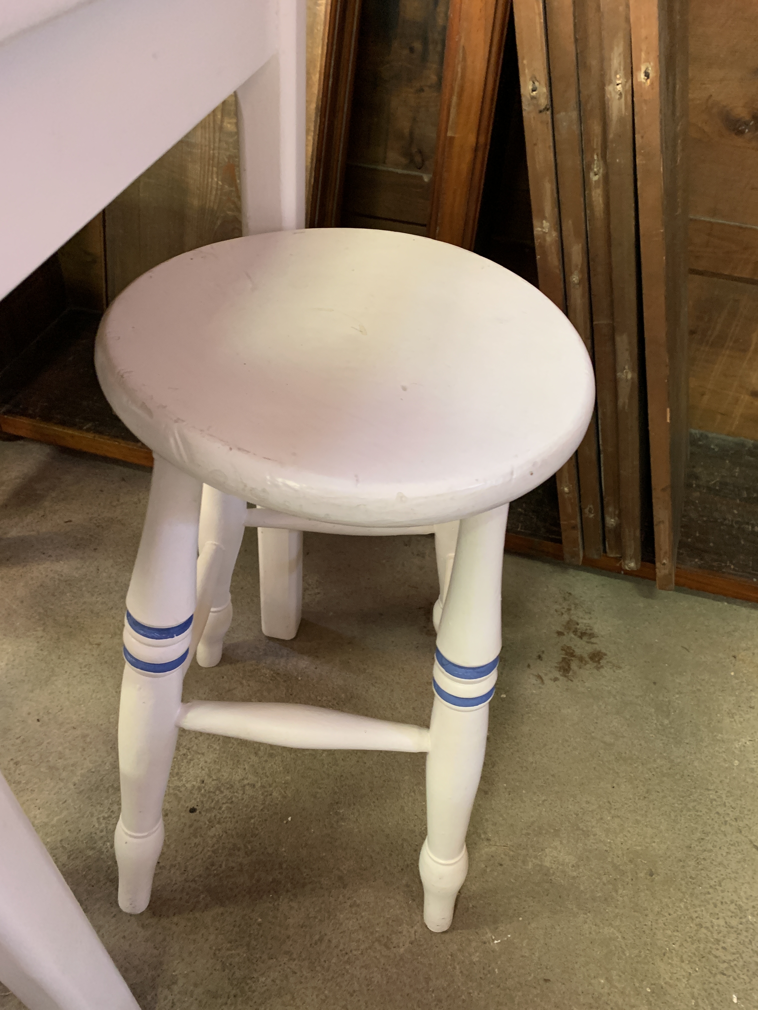 Square white painted kitchen table and three round top white painted stools - Image 3 of 3