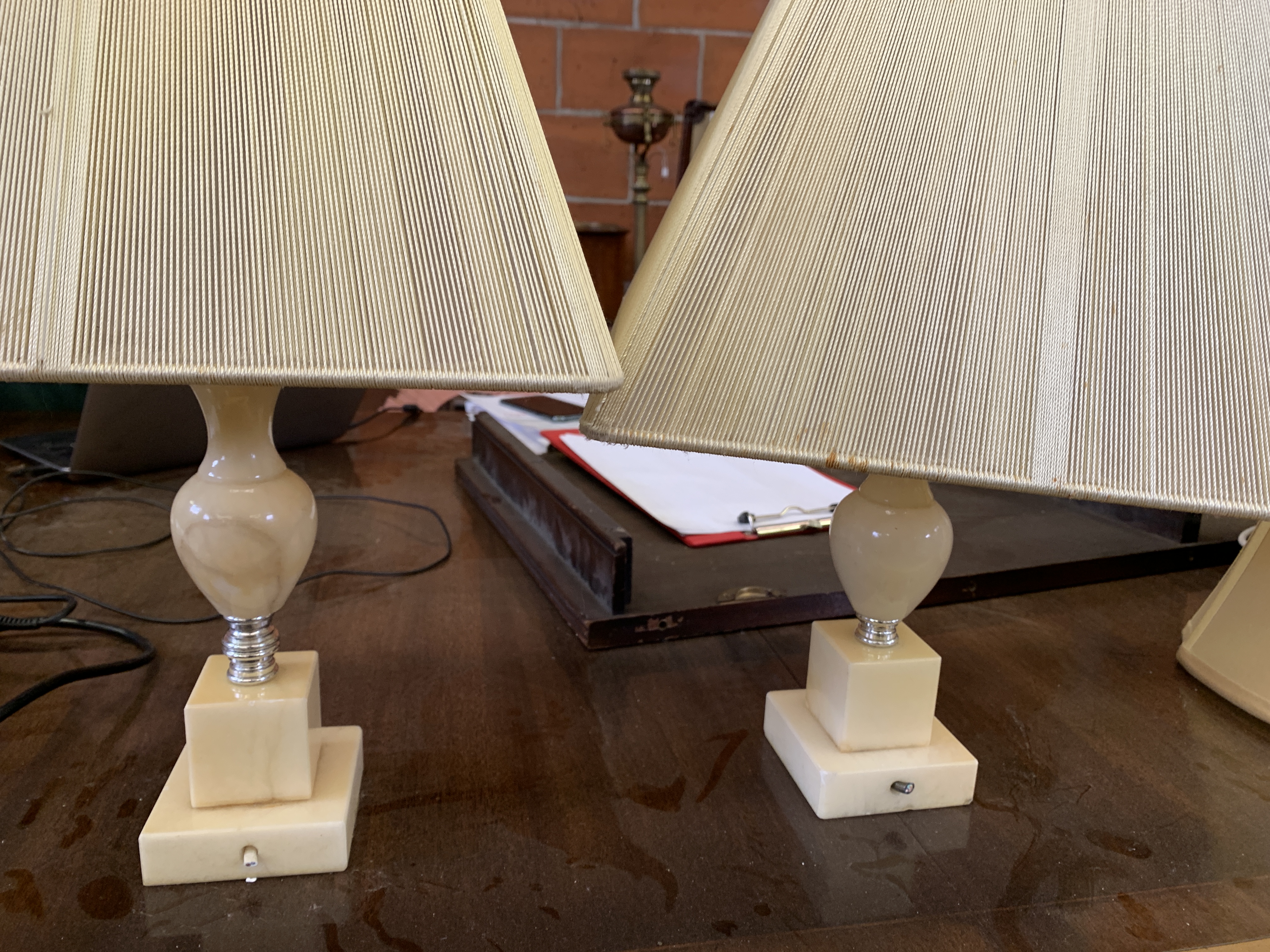 Two onyx table lamps with shades - Image 2 of 3