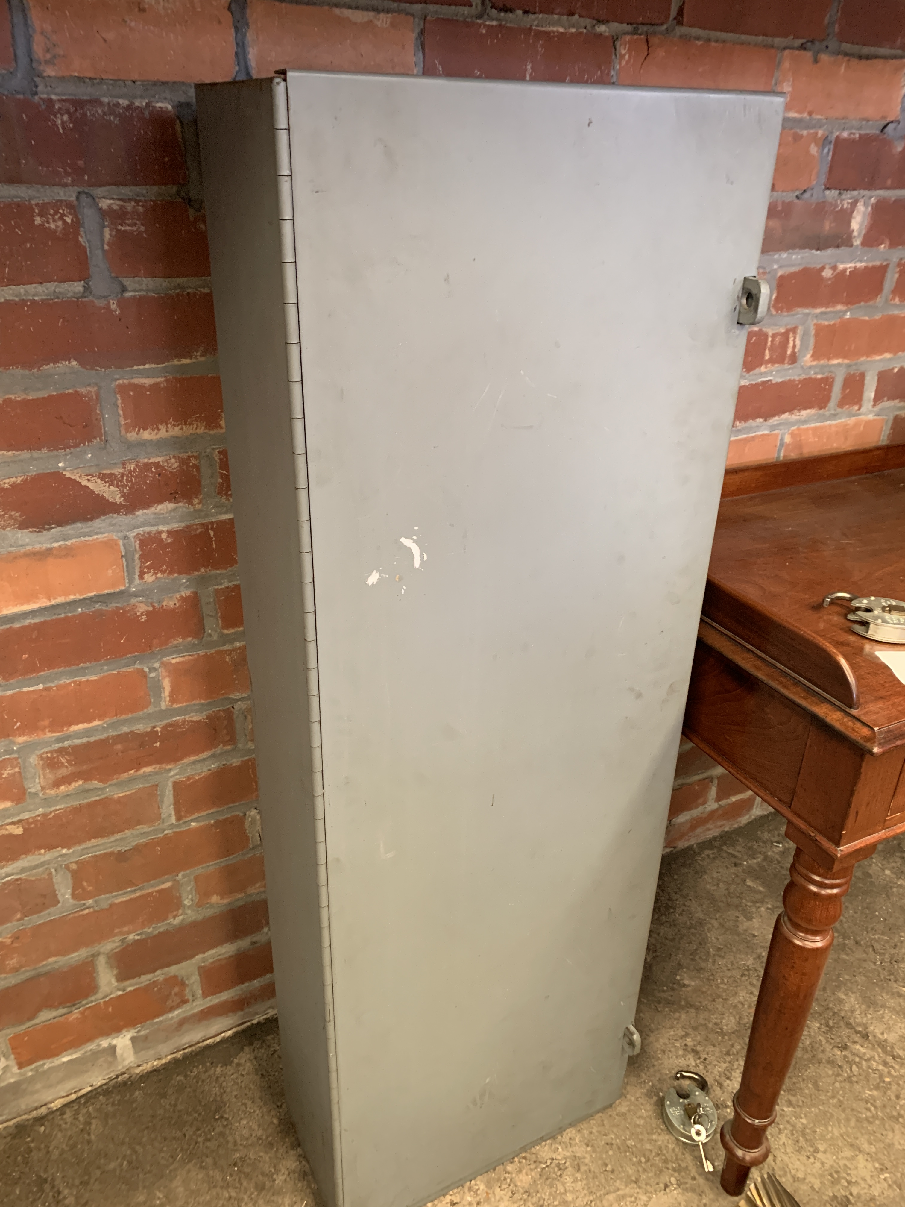 Grey painted metal wall mounted cabinet complete with two padlocks and keys - Image 3 of 5